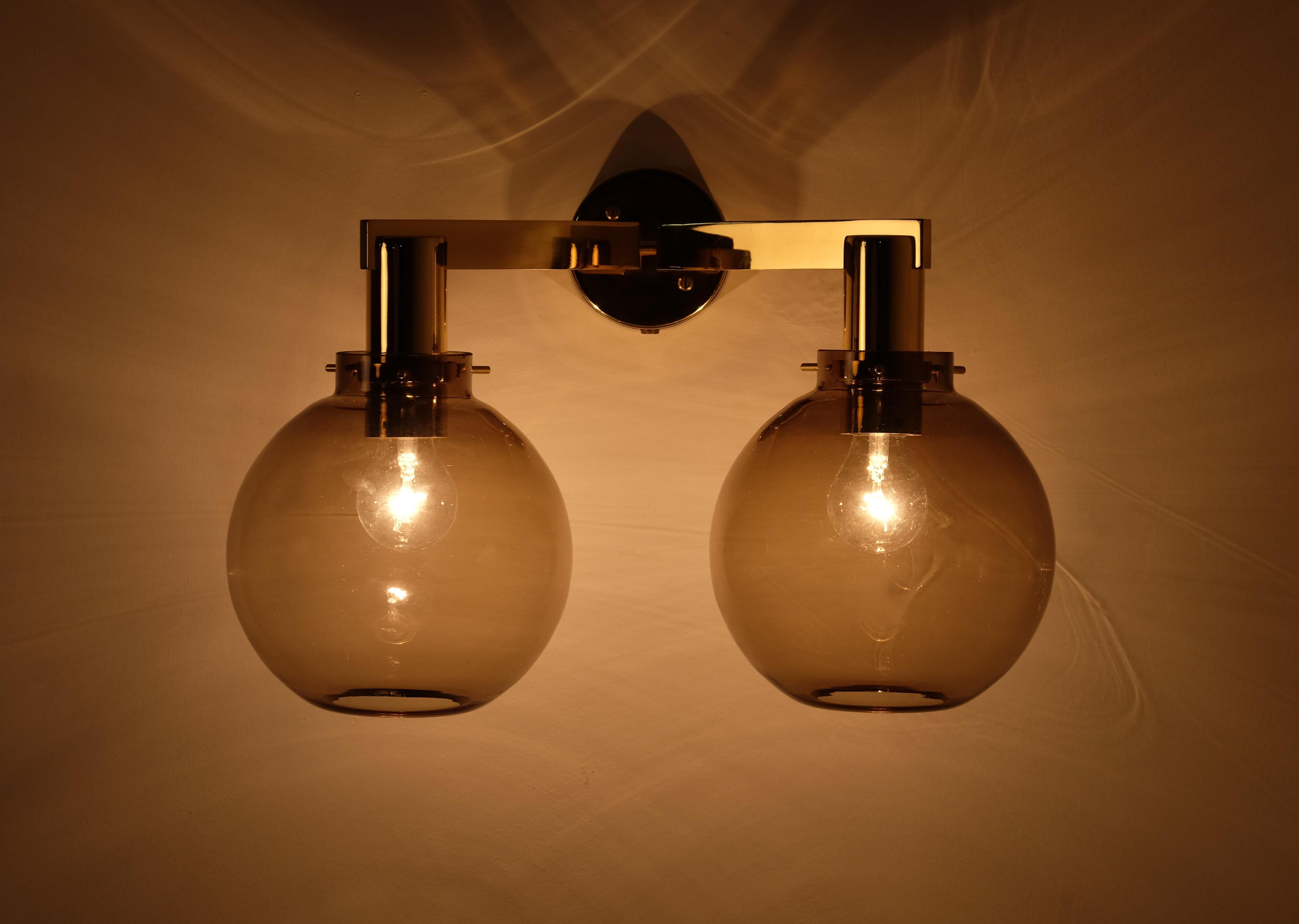 Aplique modelo V-305/2 de latón y cristal ahumado.
Producido por Hans-Agne Jakobsson, Markaryd, Suecia, década de 1970.