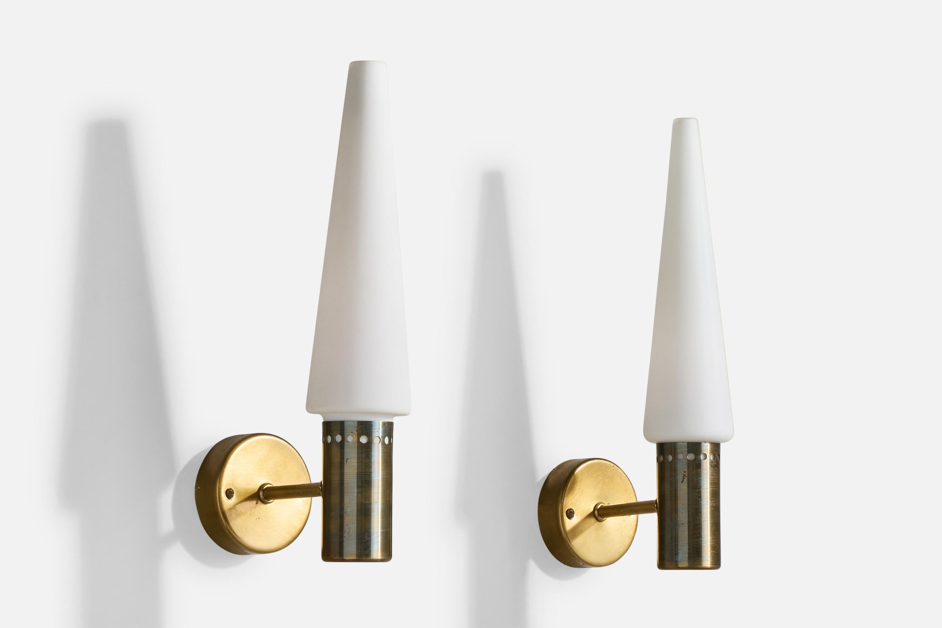 Pareja de apliques de latón y cristal opalino blanco diseñados y fabricados por Hans-Agne Jakobsson, Markaryd, Suecia, c. 1960.

Dimensiones totales (en pulgadas): 13