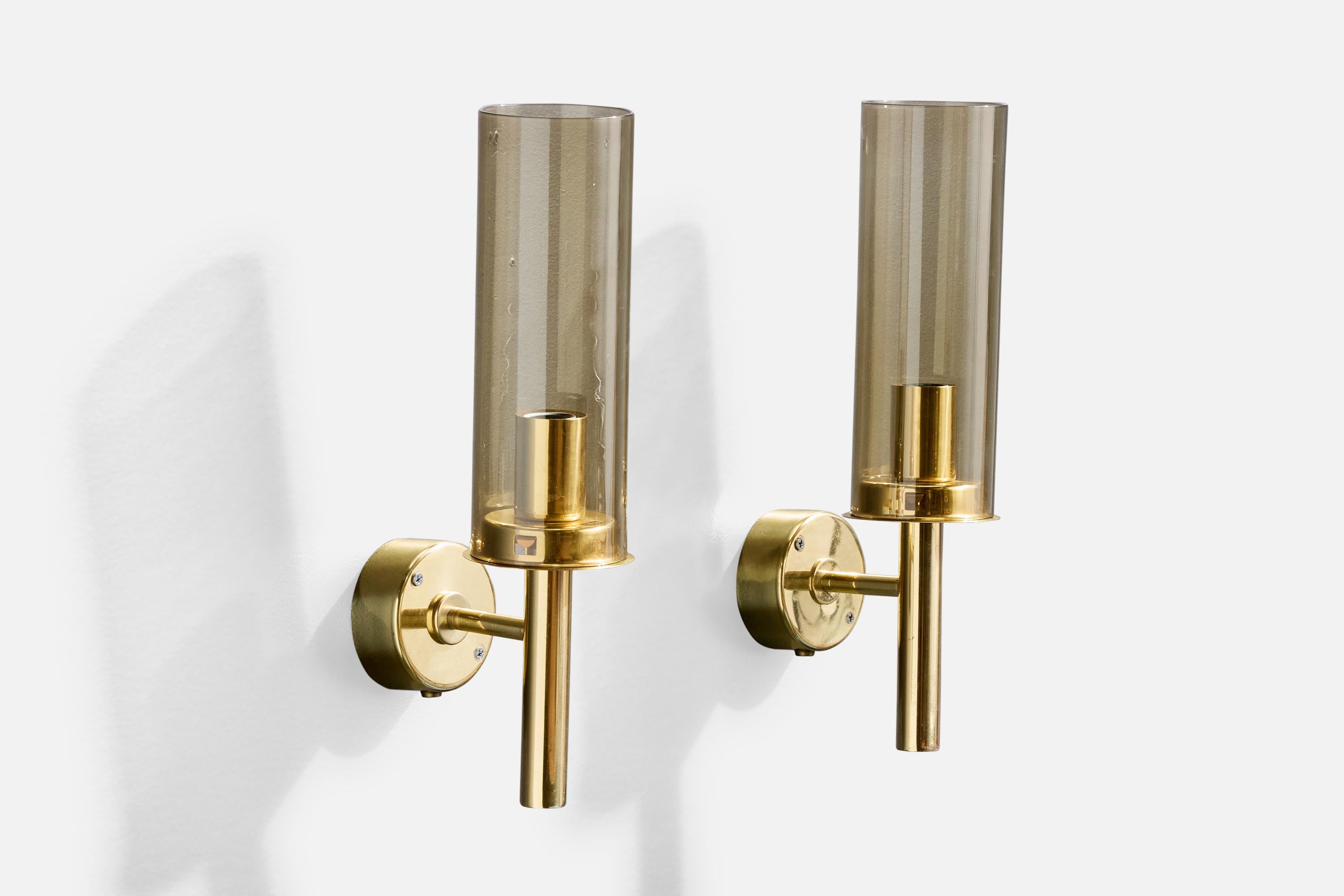 Pareja de apliques de latón y cristal tintado de amarillo diseñados y fabricados por Hans-Agne Jakobsson, Markaryd, Suecia, c. 1960.

Oxidación presente en el latón

Desgaste propio de la edad y el uso

Dimensiones totales (en pulgadas): 14,5 