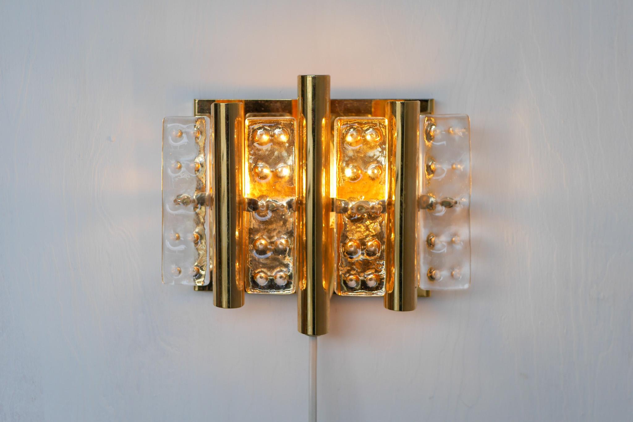 Hans-Agne Jakobsson wall mounted sconce, a fantastic glass and brass lamp In Good Condition For Sale In Skarpnäck, SE