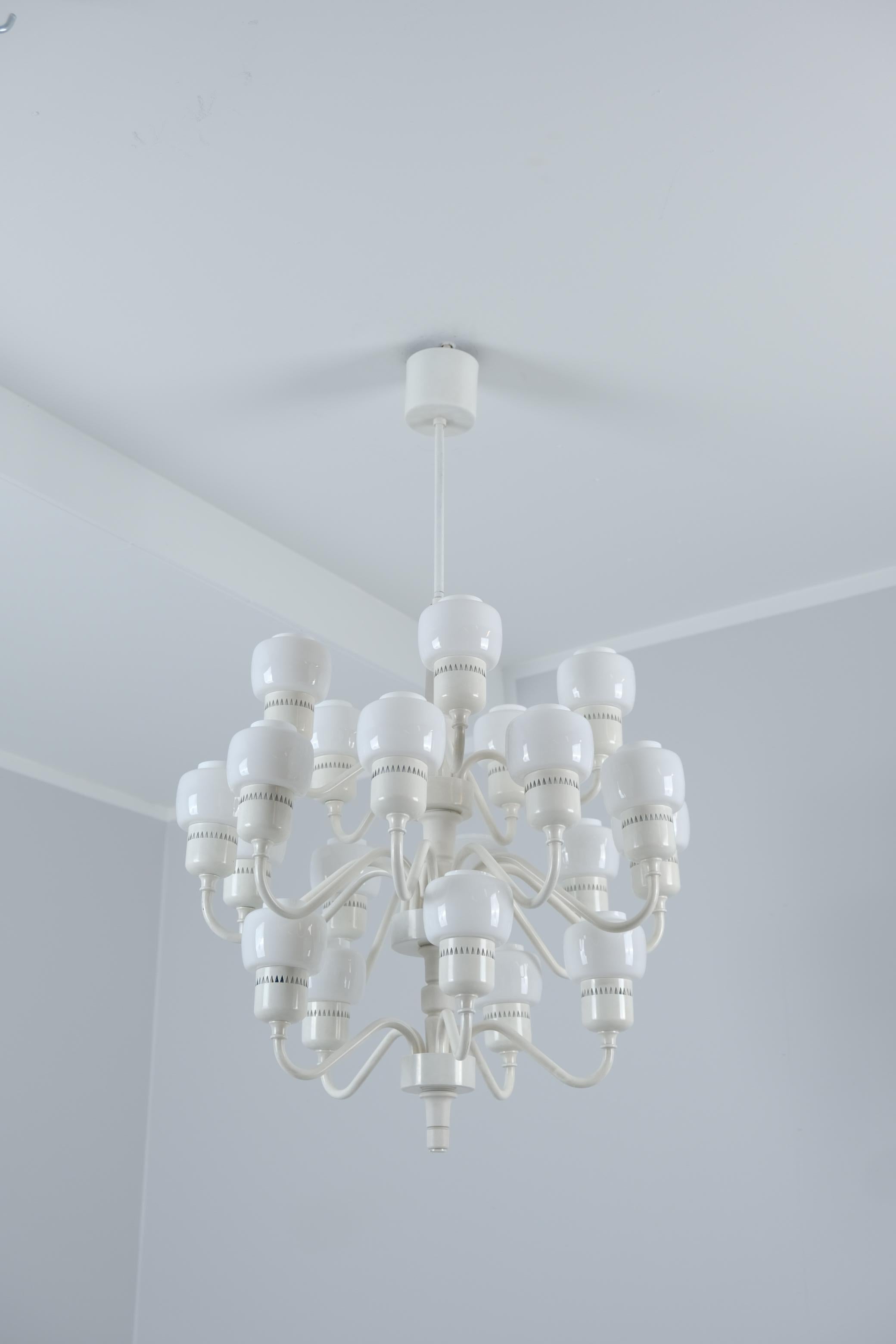Mid-Century moderno Hans-Agne Jakobsson Lampadario bianco e opalino Model T 527-20 per Markaryd 1960s in vendita