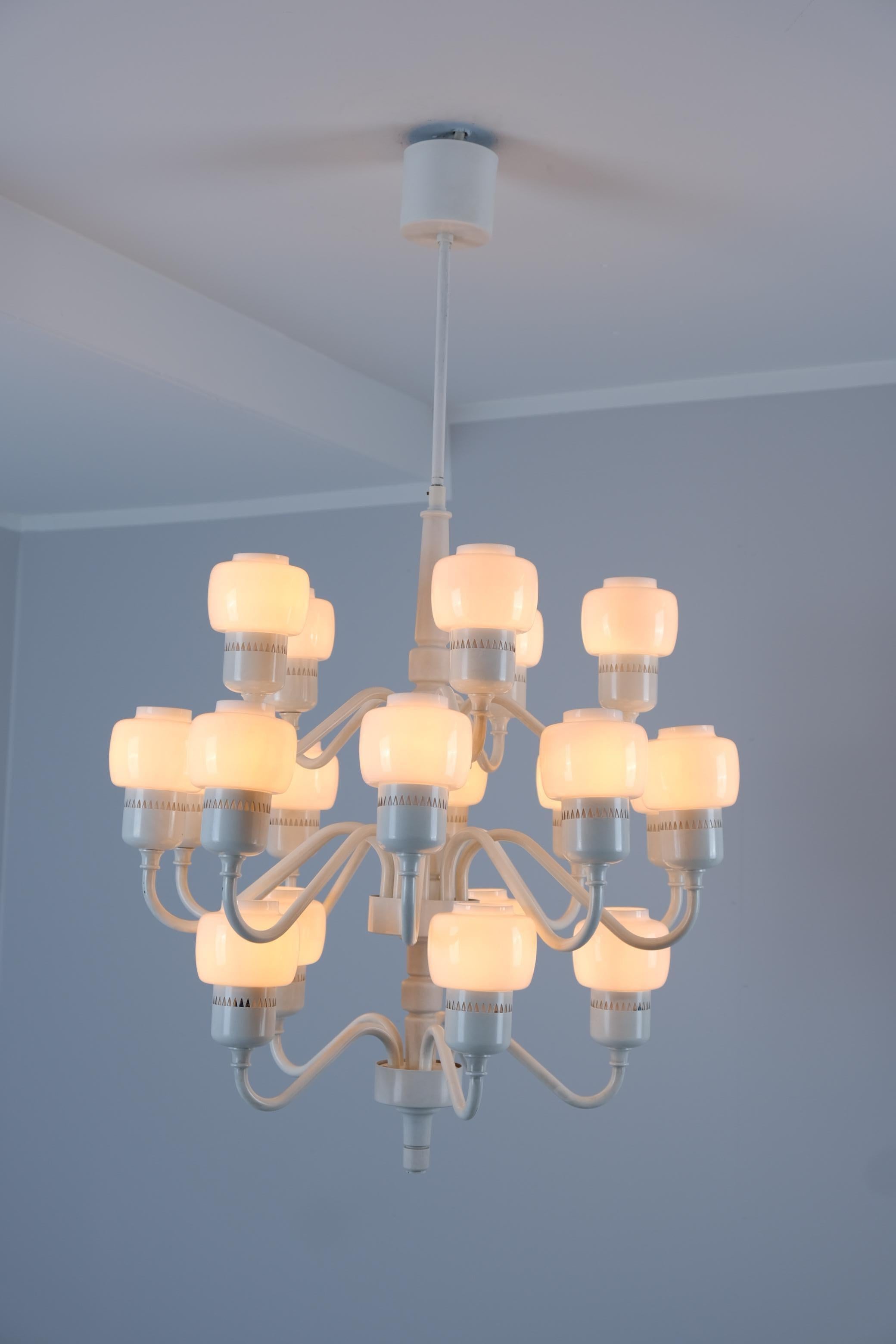 Svedese Hans-Agne Jakobsson Lampadario bianco e opalino Model T 527-20 per Markaryd 1960s in vendita