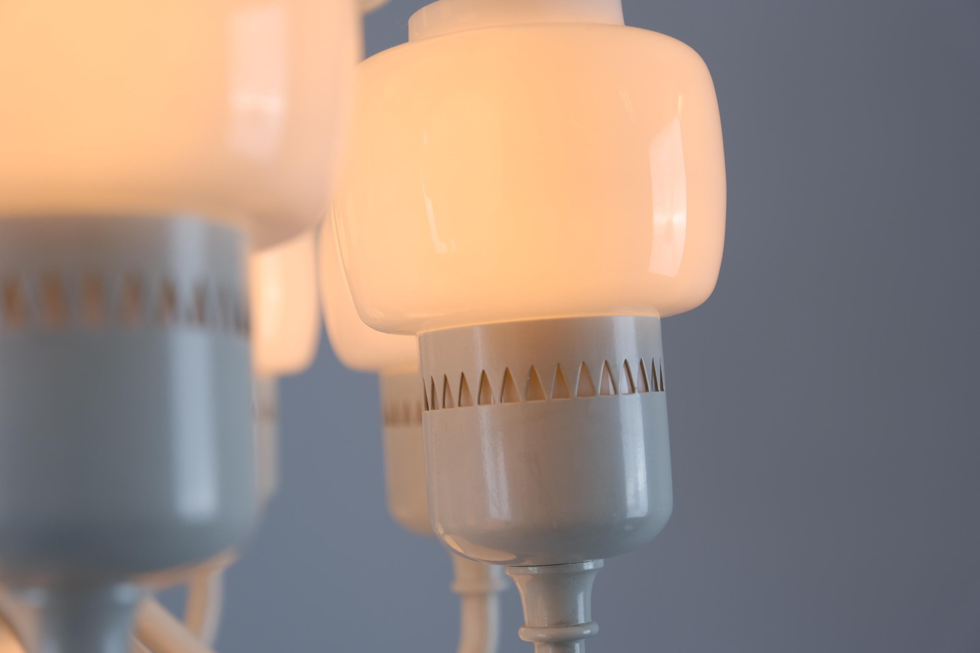 Metallo Hans-Agne Jakobsson Lampadario bianco e opalino Model T 527-20 per Markaryd 1960s in vendita