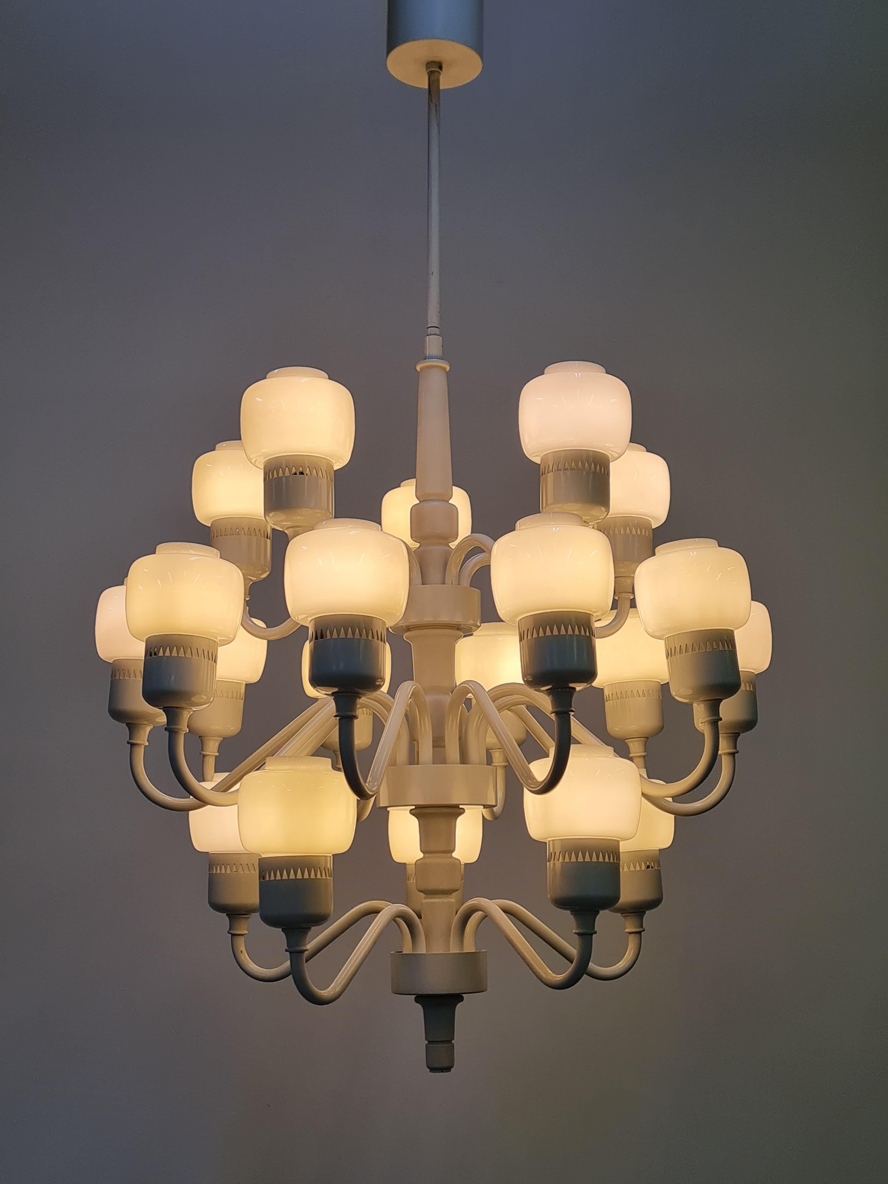 Hans-Agne Jakobsson Lampadario bianco e opalino Model T 527-20 per Markaryd 1960s in vendita 3