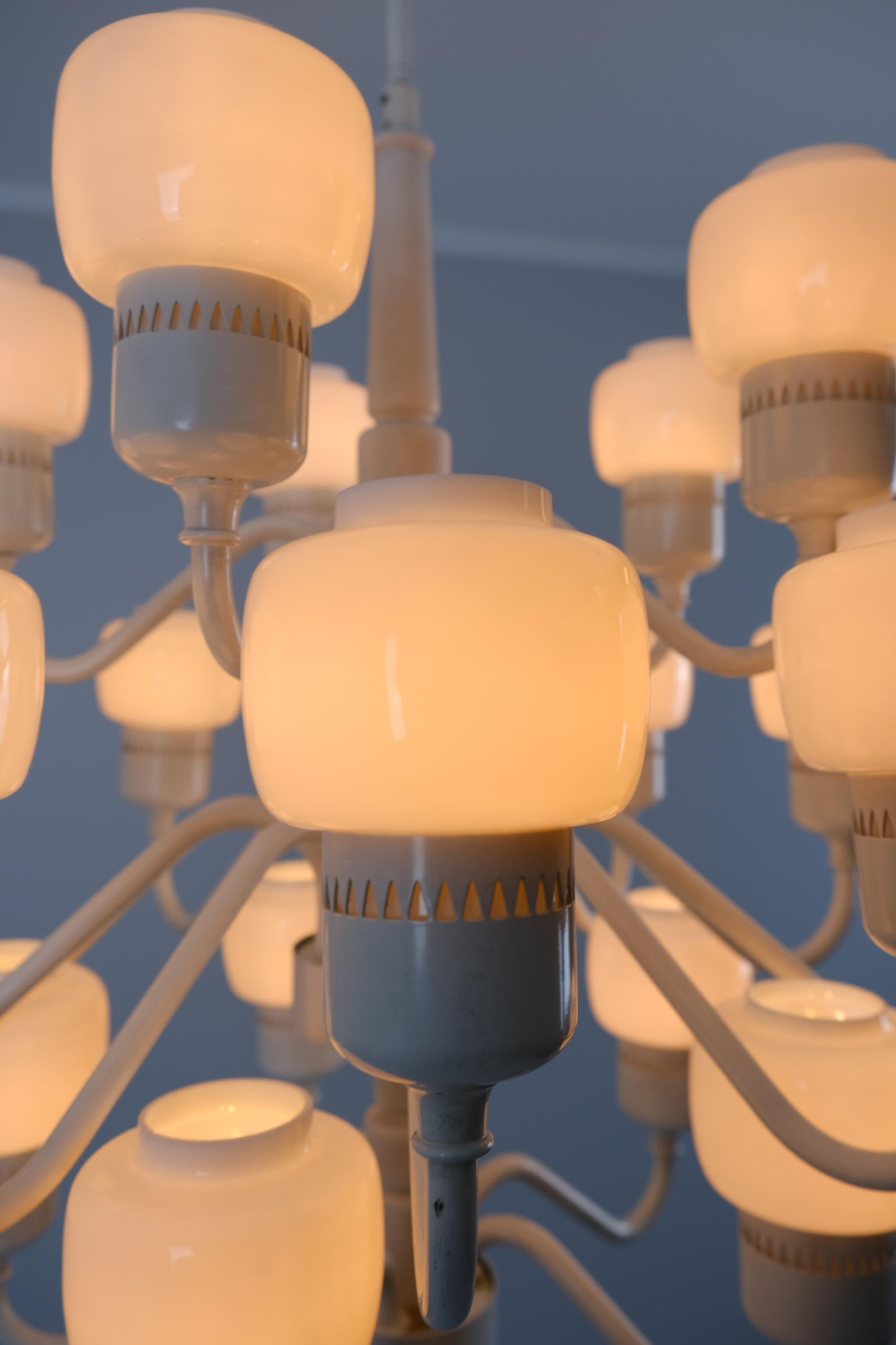 Hans-Agne Jakobsson Lampadario bianco e opalino Model T 527-20 per Markaryd 1960s In condizioni buone in vendita a Helsinki, FI