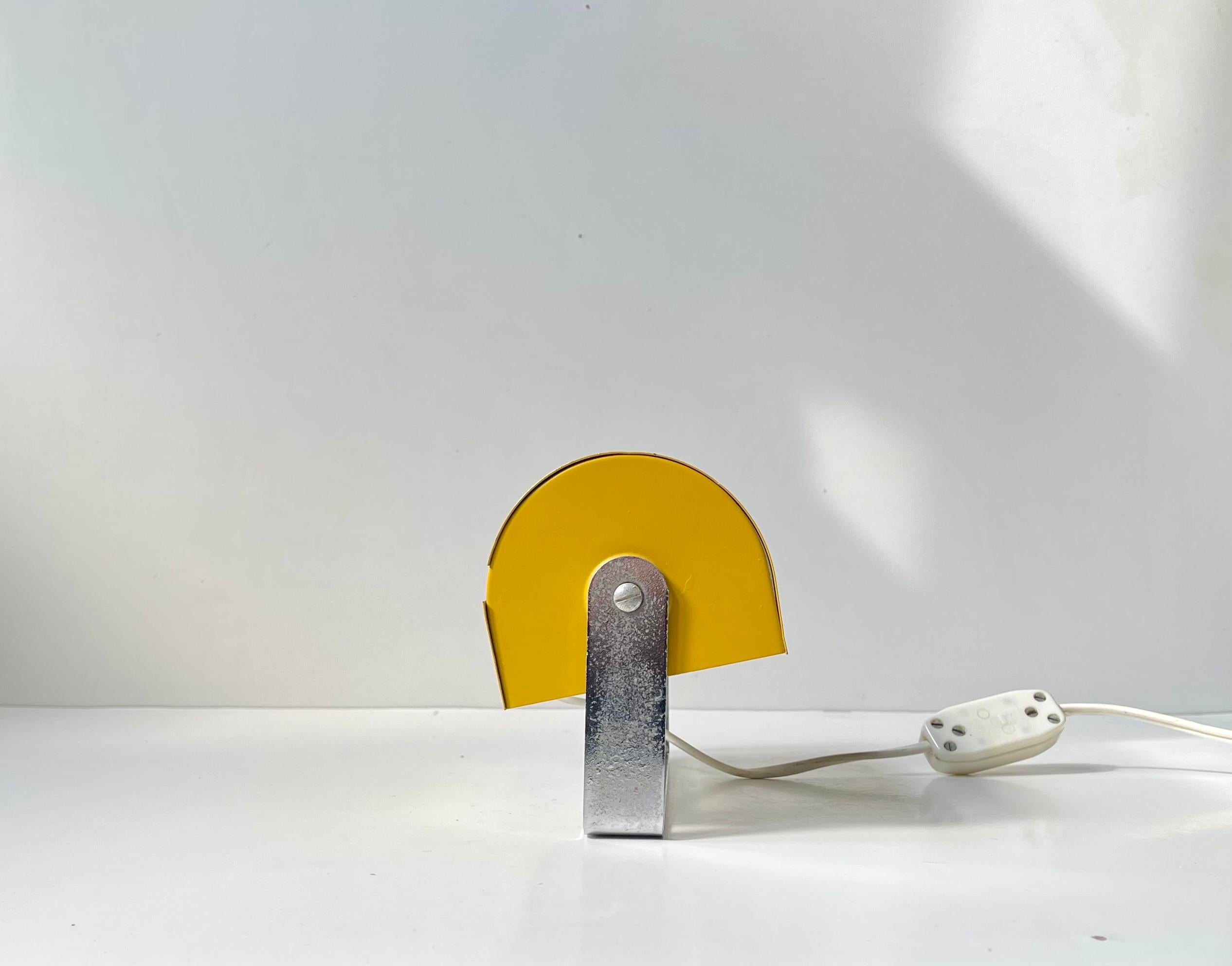 Pratique applique murale ajustable ou lampe de chevet conçue par Hans Agnes Jakobsson et fabriquée par Elidus en Suède dans les années 1970. 

Dimensions : L : 18 cm, P : 12 cm, H : 9 cm.  

Pour les États-Unis. Il est livré avec une fiche