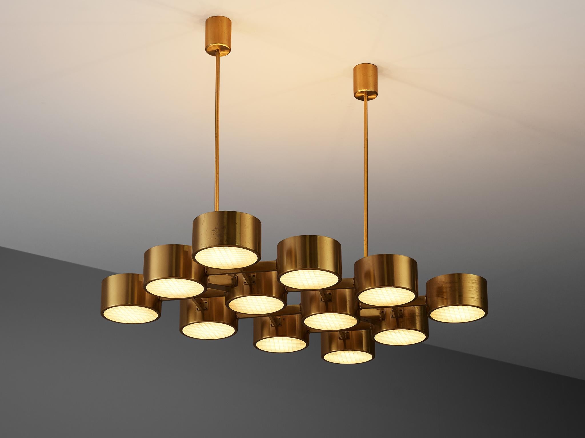 Hans Agne Jakobsson, lustre T 363/12 en laiton, Suède, années 1960-1970.

Ce lustre comporte 12 abat-jour cylindriques avec une grille, une galerie carrée dans des têtes en laiton. La forme rappelle la symétrie d'une ruche, tandis que la rondeur