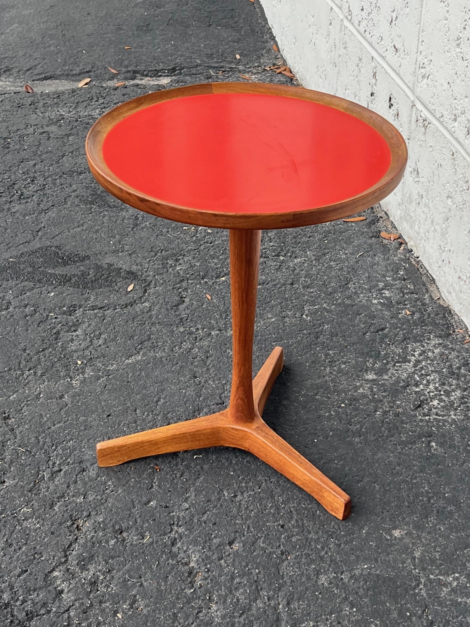 A classic Danish side table with three legs by Hans Andersen. Round top in original mica, teak wood. Nice patina and very good condition. Signed underneath.