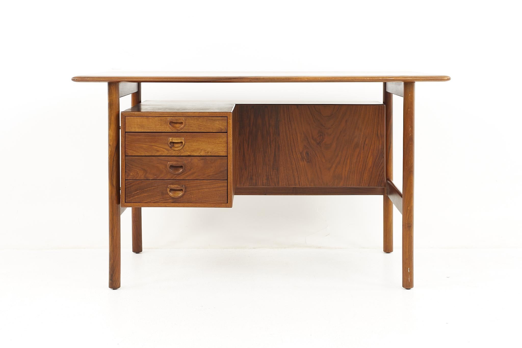 Hans Andersen Mid Century Danish Rosewood Desk

The desk measures: 49.25 wide x 25.5 deep x 28.25 high, with a chair clearance of 27 inches 

All pieces of furniture can be had in what we call restored vintage condition. That means the piece is