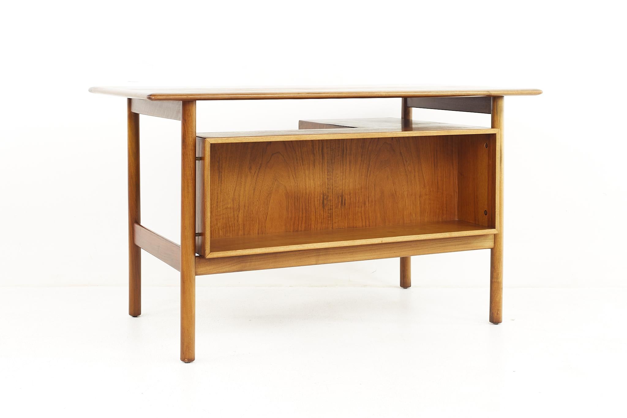 Hans Andersen Mid Century Danish Rosewood Desk In Good Condition For Sale In Countryside, IL