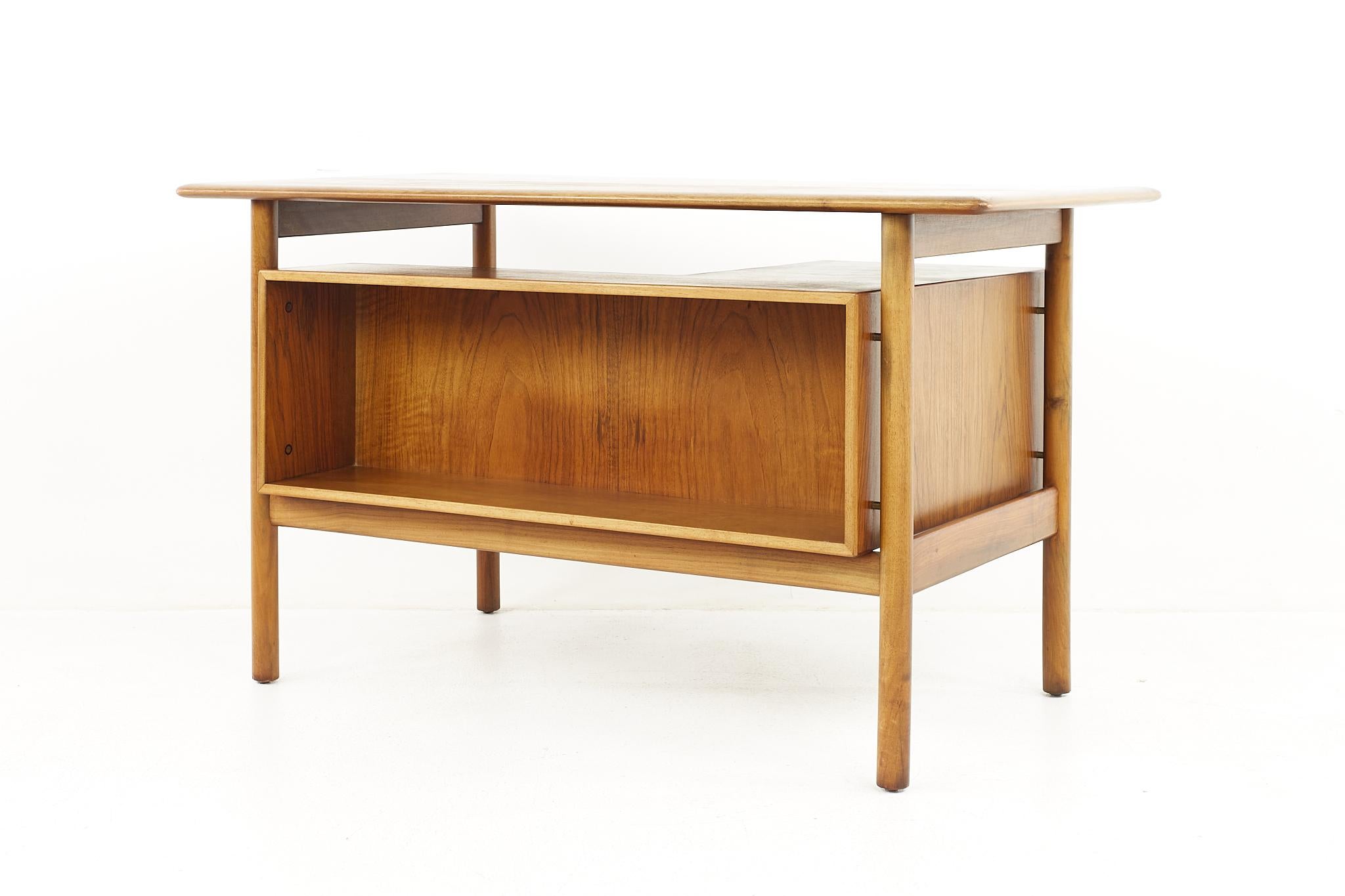 Hans Andersen Mid Century Danish Rosewood Desk For Sale 1