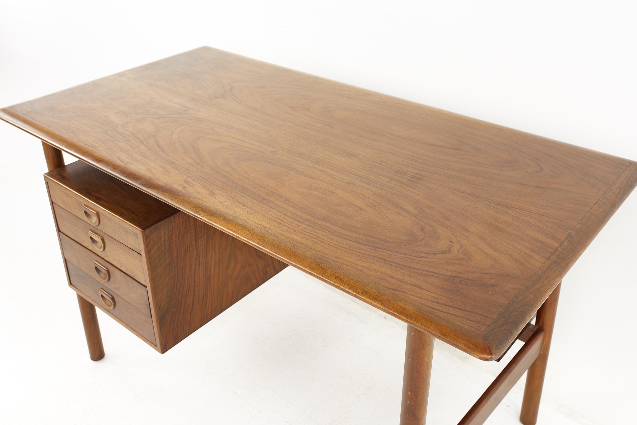 Hans Andersen Mid Century Danish Rosewood Desk For Sale 2