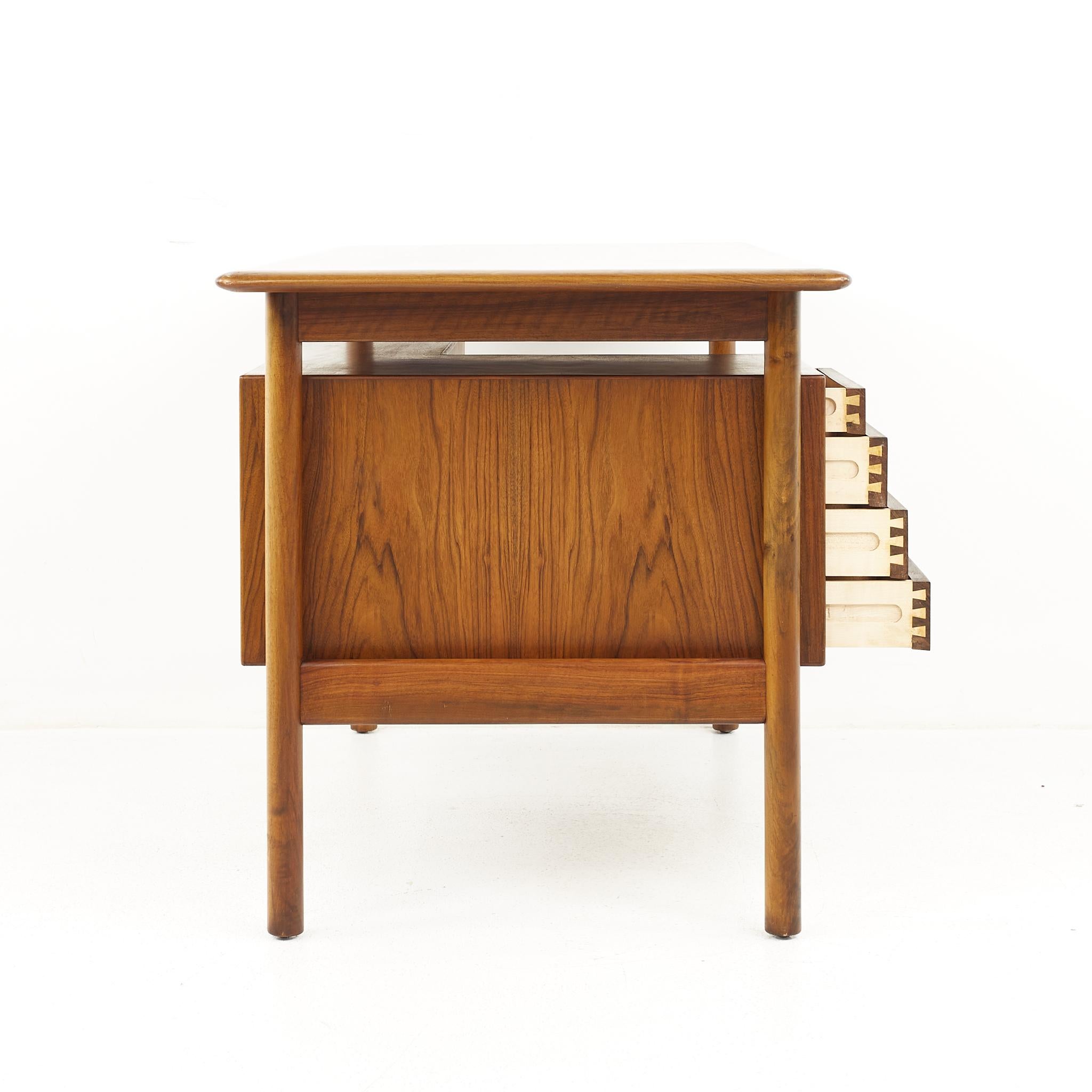 Hans Andersen Mid Century Danish Rosewood Desk For Sale 4