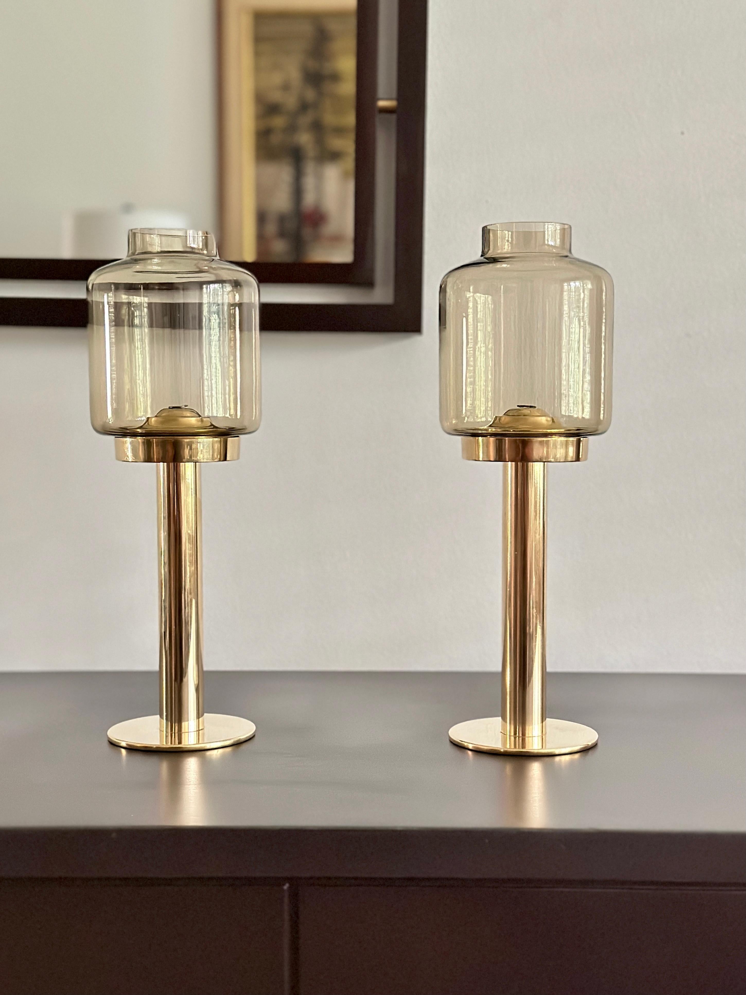DESCRIPTION

Paire de bougeoirs conçus par Hans-Agne Jakobsson et produits par sa propre société, Hans-Agne Jakobsson AB, entre 1960 et 1970. Les chandeliers sont en laiton massif avec des globes en verre ambré. Les chandeliers sont dotés d'un