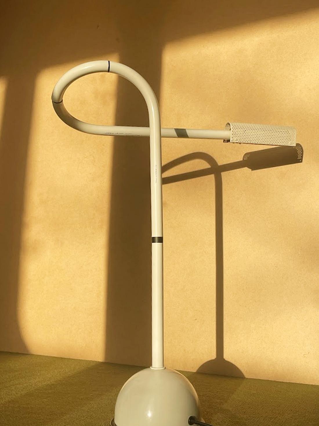 This unique Stringa table lamp, designed by Hans Ansems and manufactured by Luxo Italiana in 1982, is a perfect example of Dutch minimalism and timeless functionality. With its elegant lines and clean design, it is a true statement piece for any