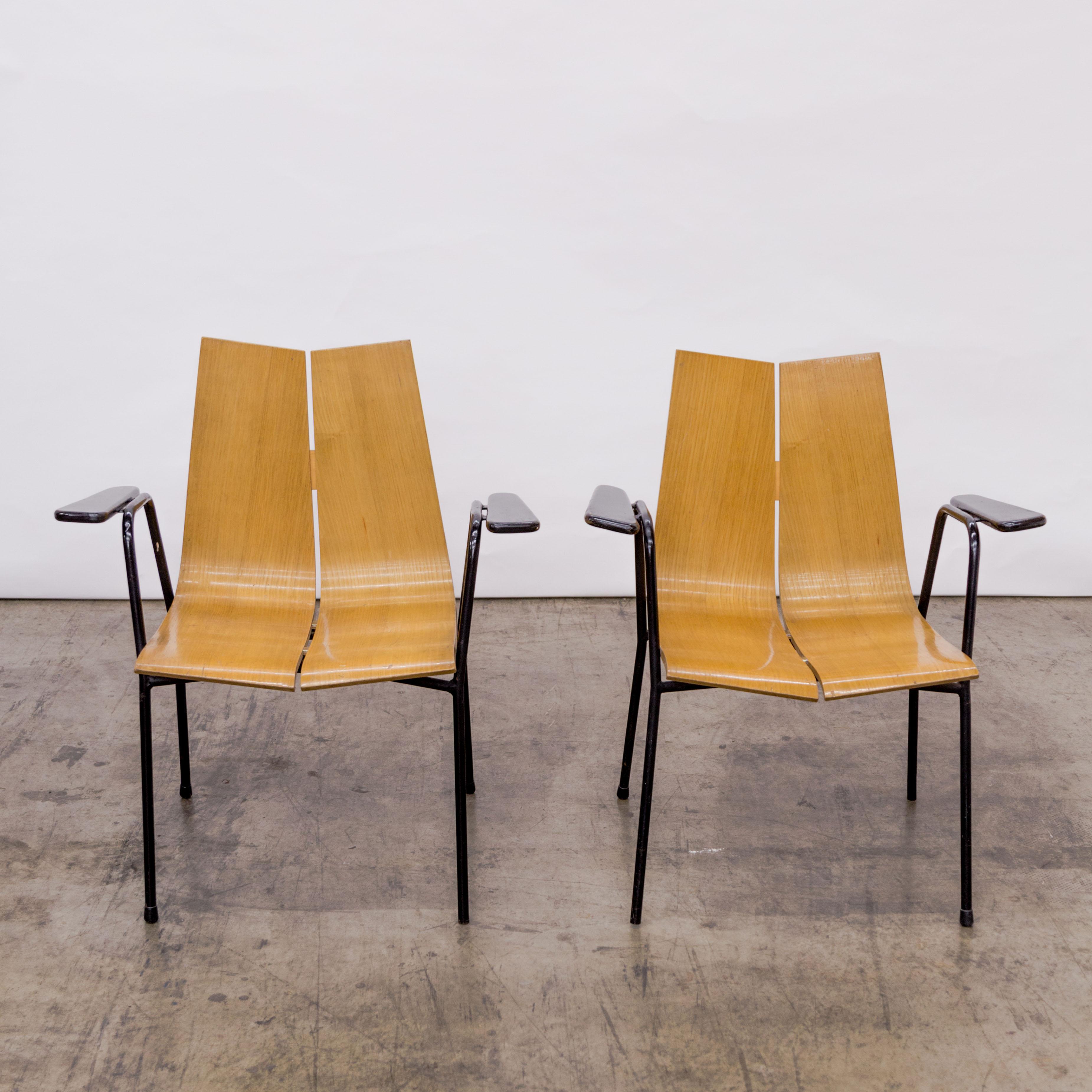 Coppia di poltrone da pranzo a due posti in compensato di teak modellato modello GA con struttura in acciaio laccato nero di Hans Bellmann per Horgen-Glarus, Svizzera, anni '50 circa.
