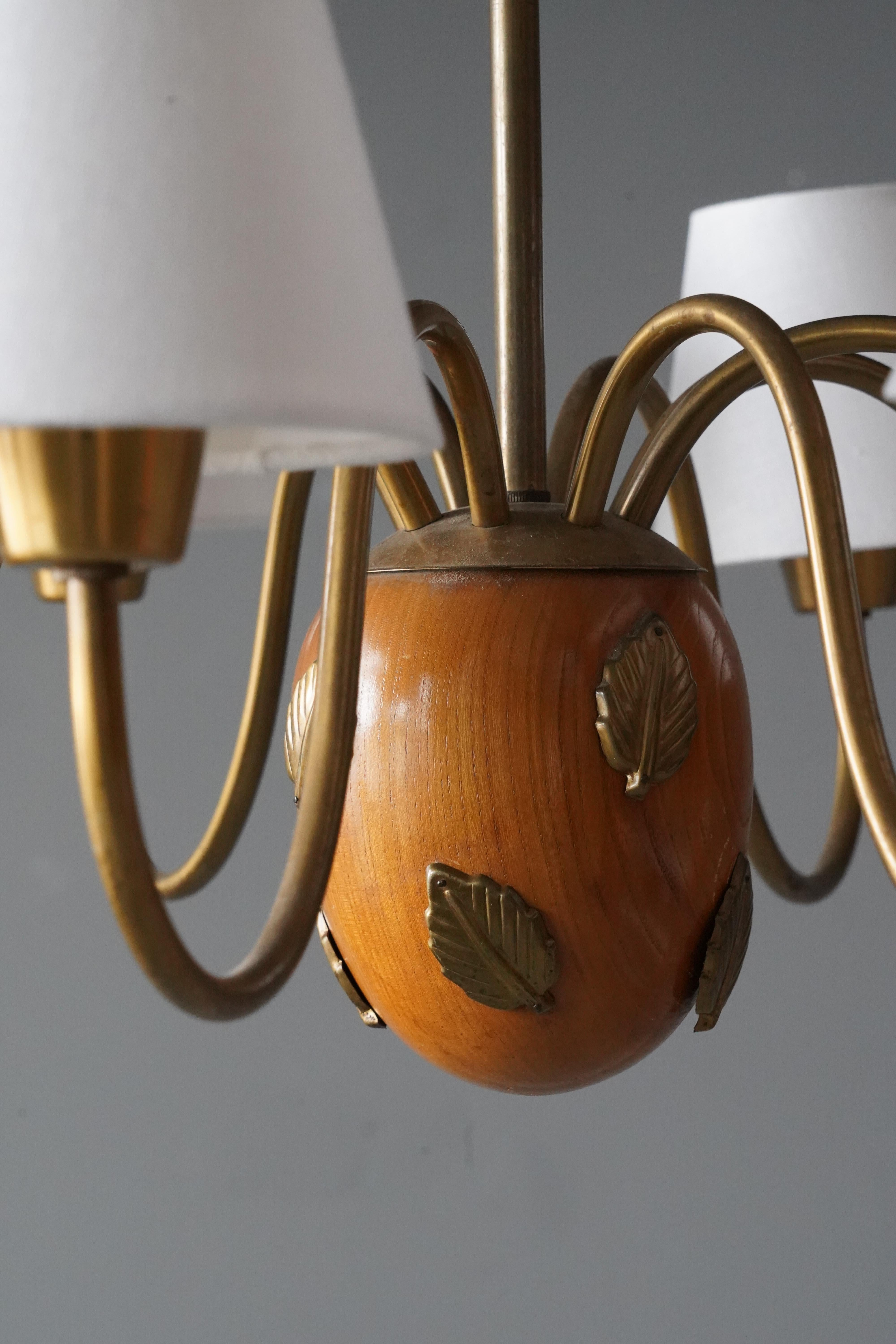 Hans Bergström 8-Armed Chandelier Brass Wood Fabric Atelje Lyktan, Sweden, 1940s In Good Condition For Sale In High Point, NC