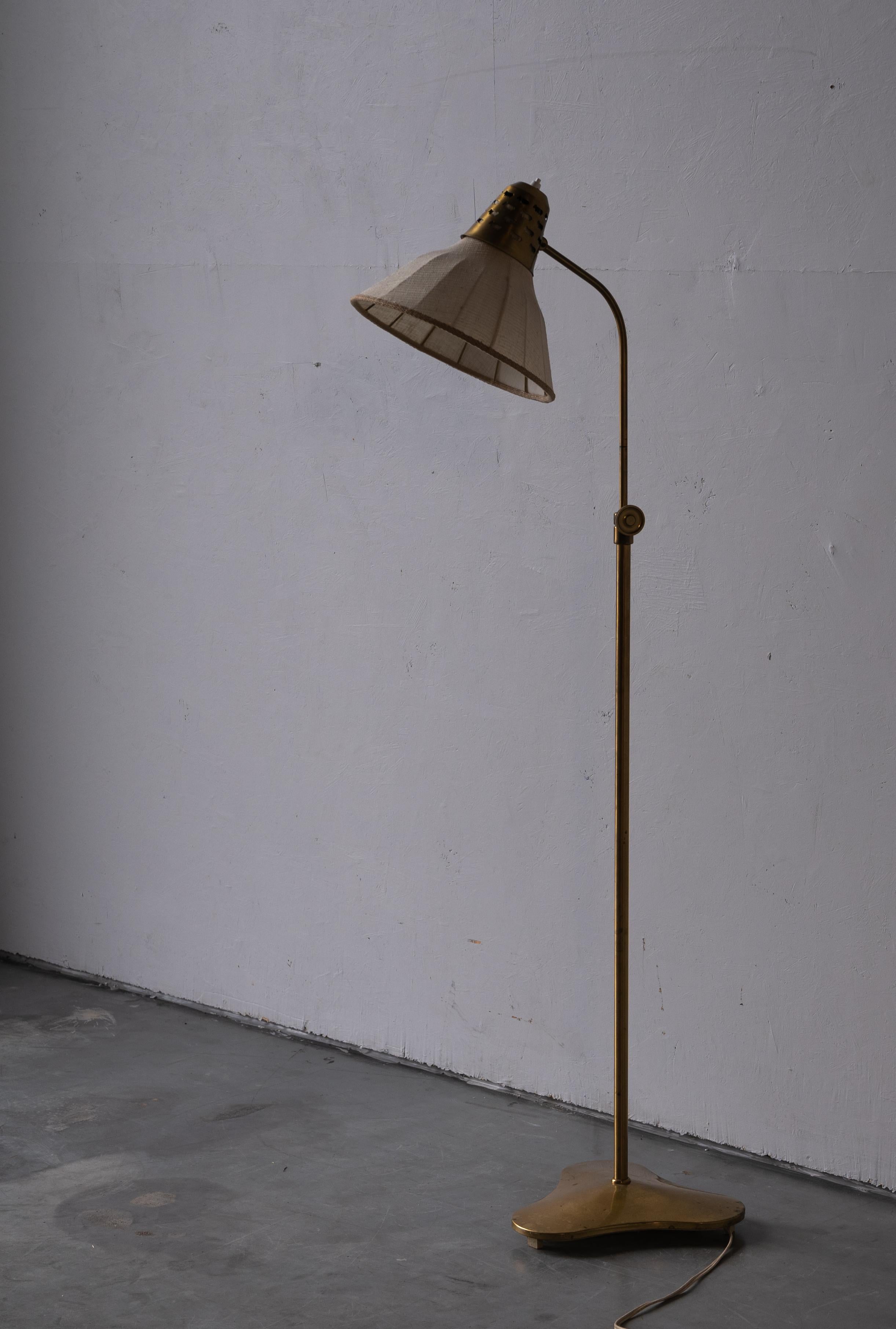 Mid-Century Modern Hans Bergström, Adjustable Floor Lamp, Brass, Fabric, for ASEA, Sweden, 1950s