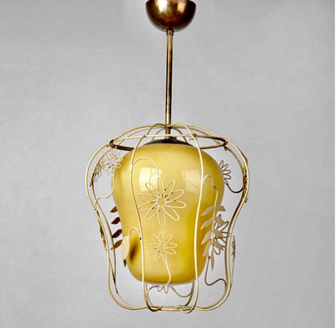 Plafonnier de style moderne suédois attribué à Hans Bergström, Suède, vers 1940. Abat-jour en verre dans une cage décorative en fils métalliques.
Câbles existants, recâblage possible sur demande.