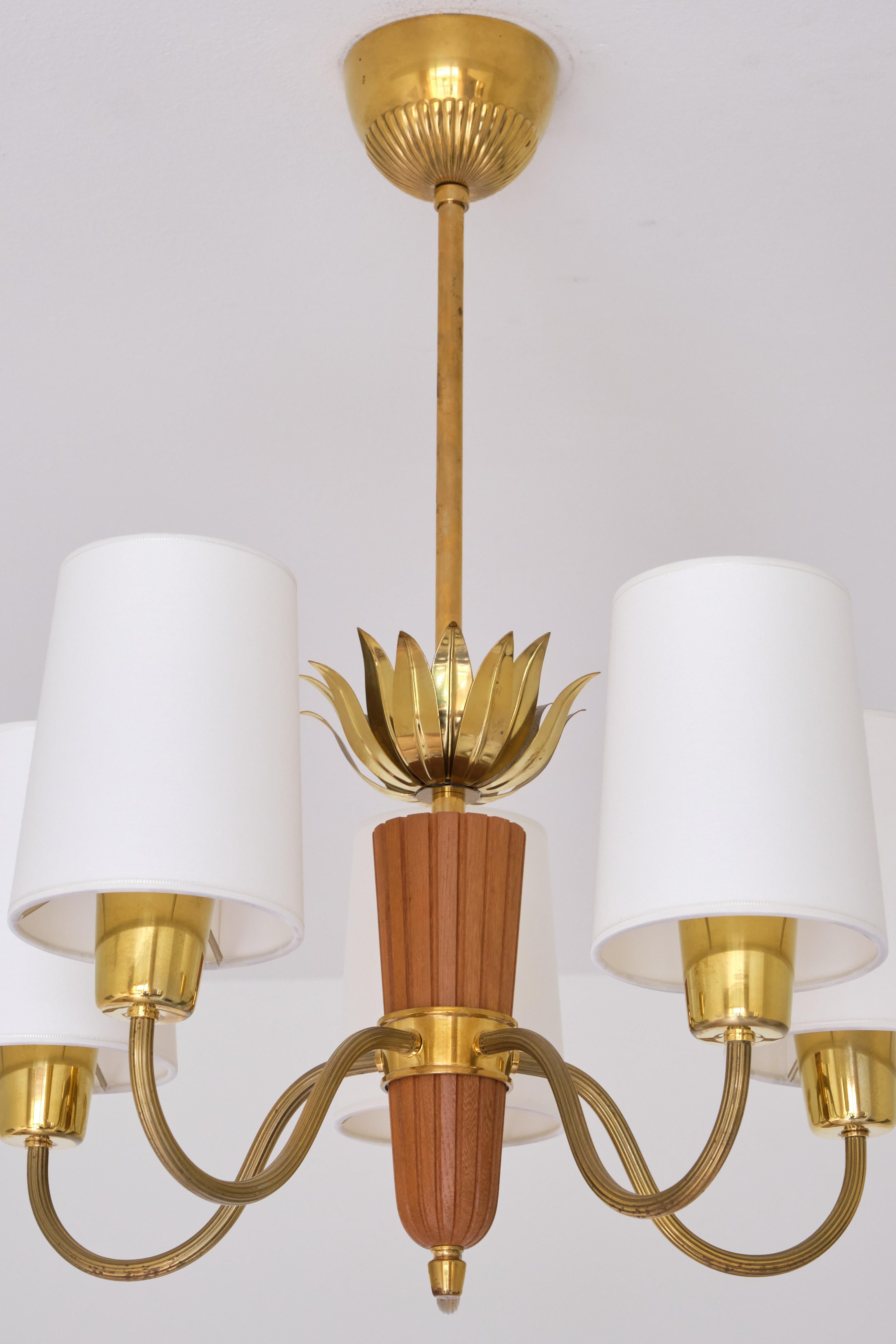 Hans Bergström Attributed Five Arm Chandelier, Brass and Oak, ASEA Sweden, 1950s In Good Condition For Sale In The Hague, NL