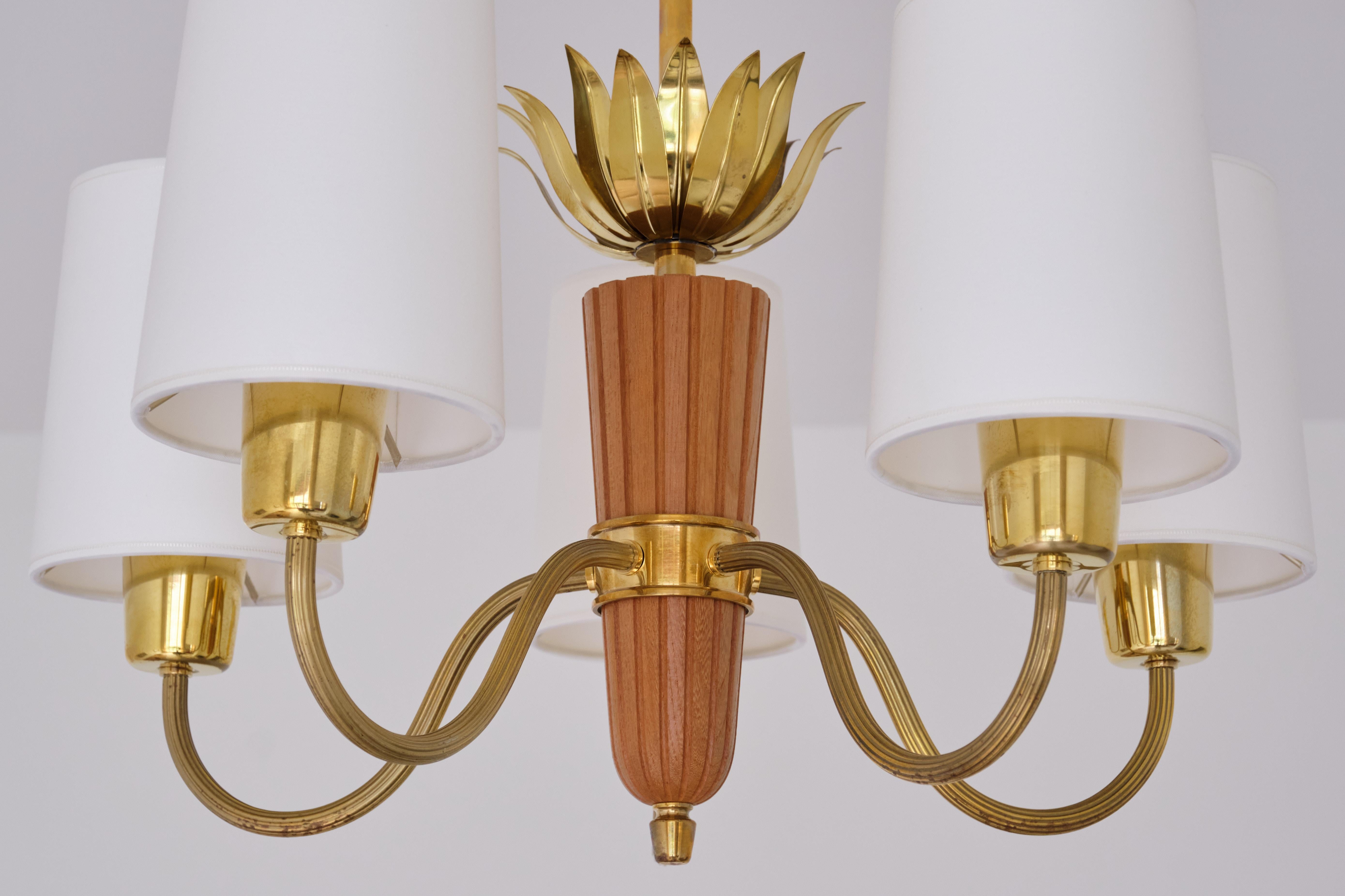 Lámpara de araña de cinco brazos atribuida a Hans Bergström, latón y roble, ASEA Suecia, años 50 Latón en venta