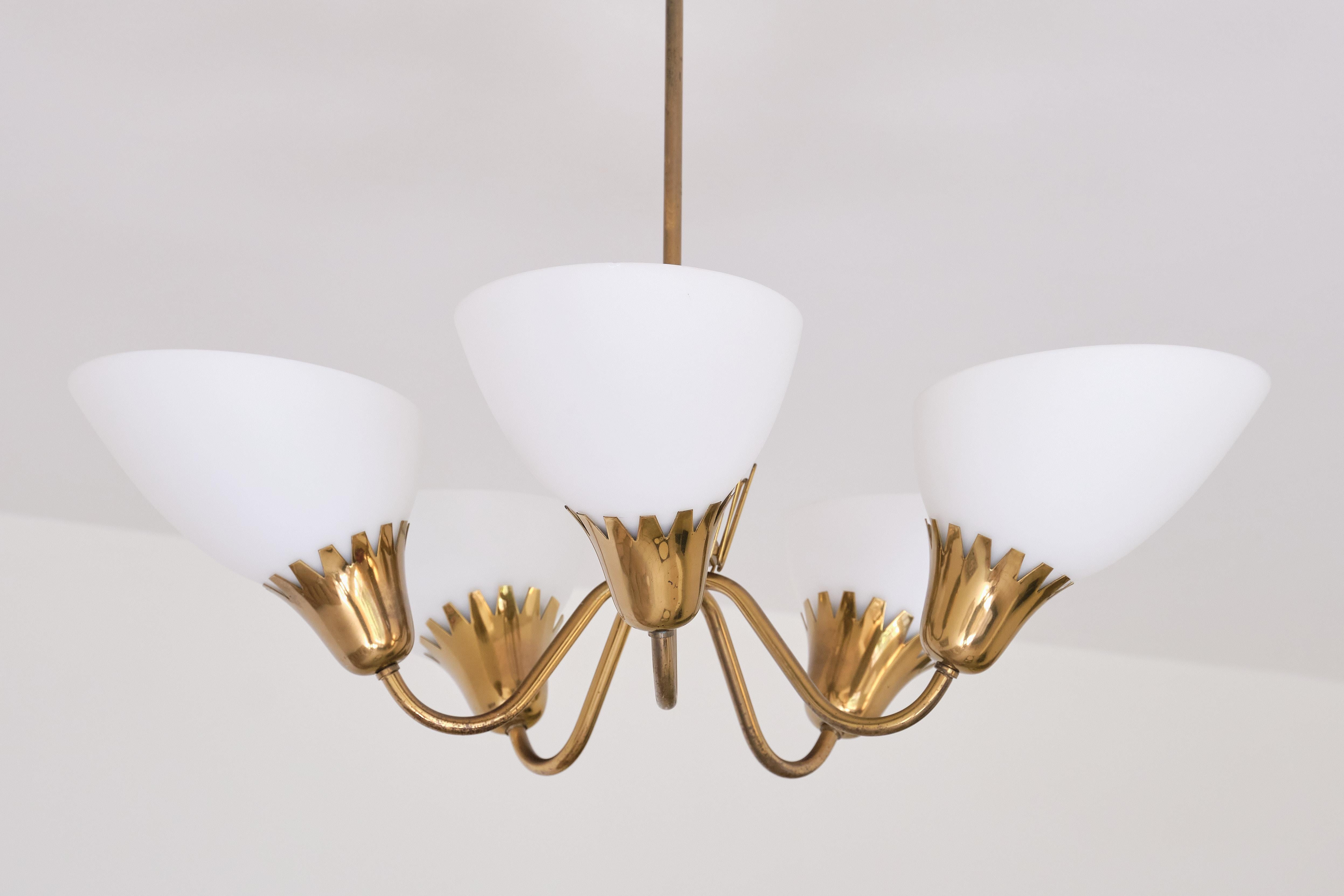 Hans Bergström Attributed Five Arm Chandelier in Brass, ASEA, Sweden, 1950s In Good Condition In The Hague, NL