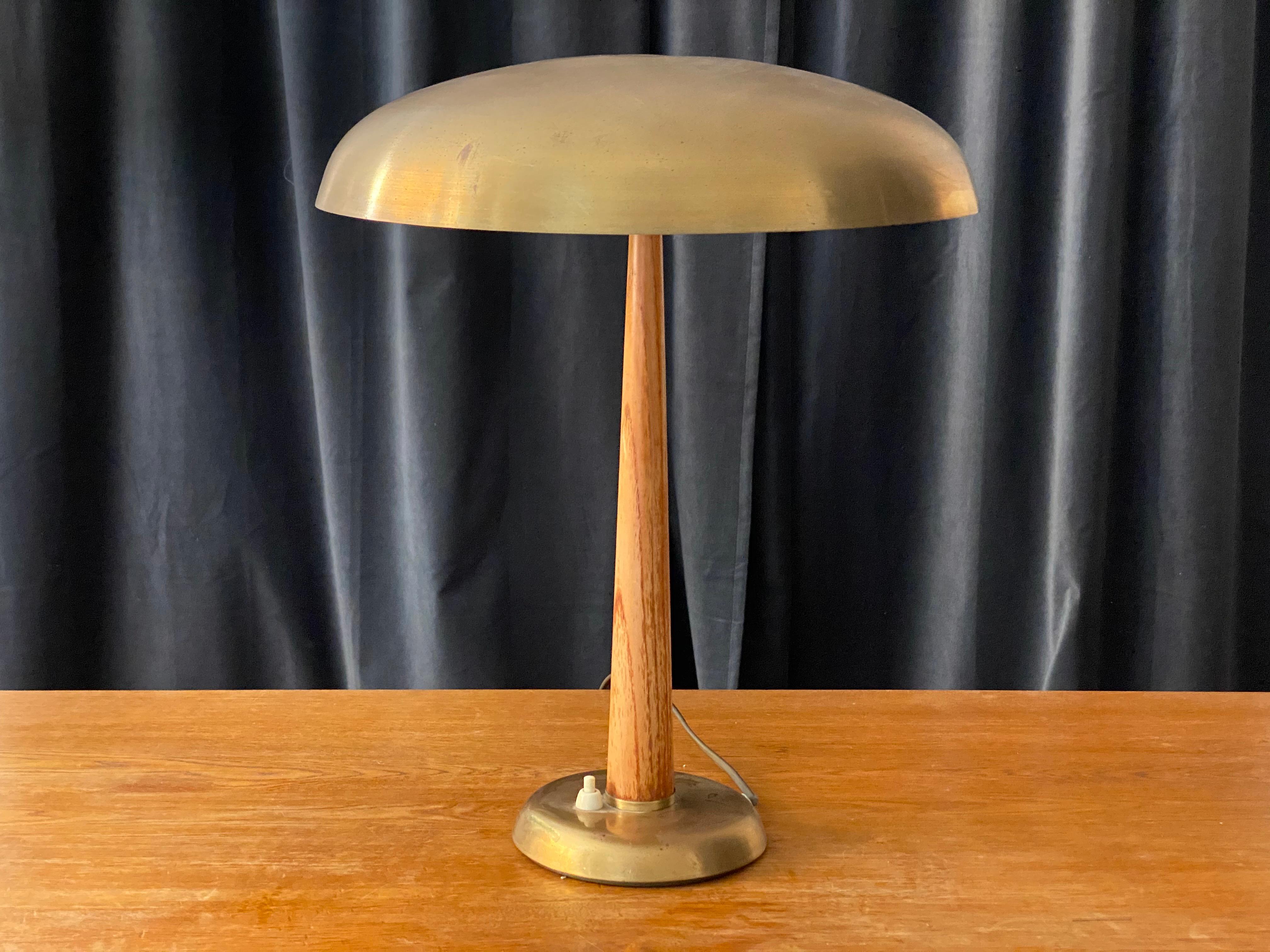 A 1940s functionalist table lamp / desk light. Swedish production label. Design attributed to Hans Bergström. Rod and base with similar proportions and configuration as documented Bergström models designed for Atelje Lyktan.

Executed in brass and