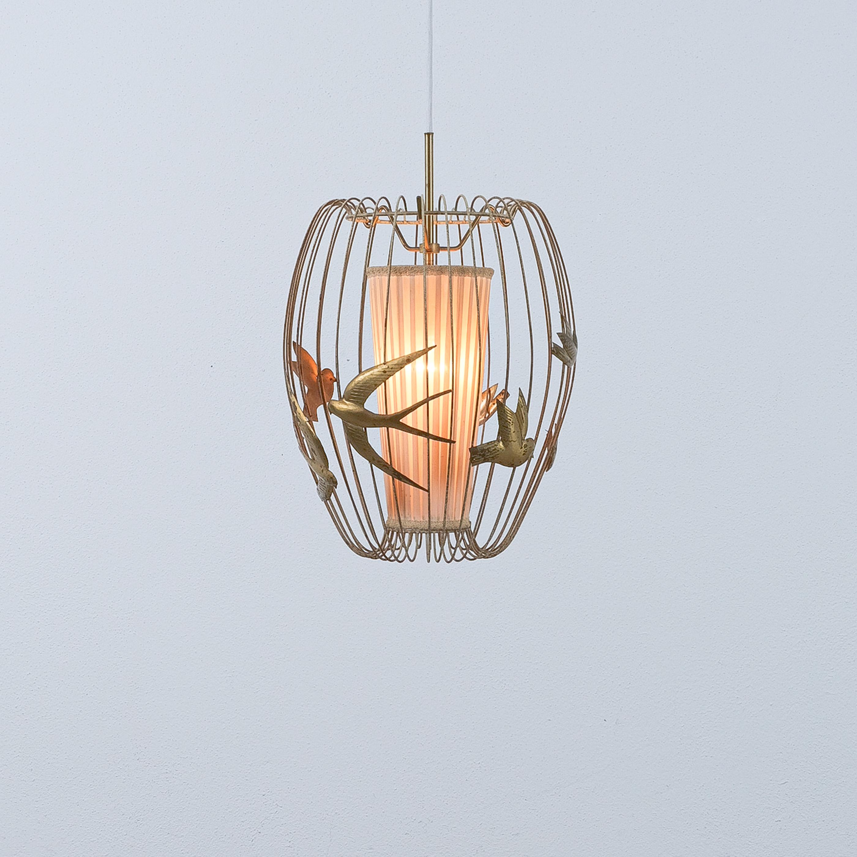 Lampada a sospensione di Hans Bergström, decorata con uccelli in ottone, 
di Ateljé Lyktan, Svezia (etichettato all'interno del paravento tessile)

Questa luce si trova raramente sul mercato al dettaglio ed è caratterizzata da una magica