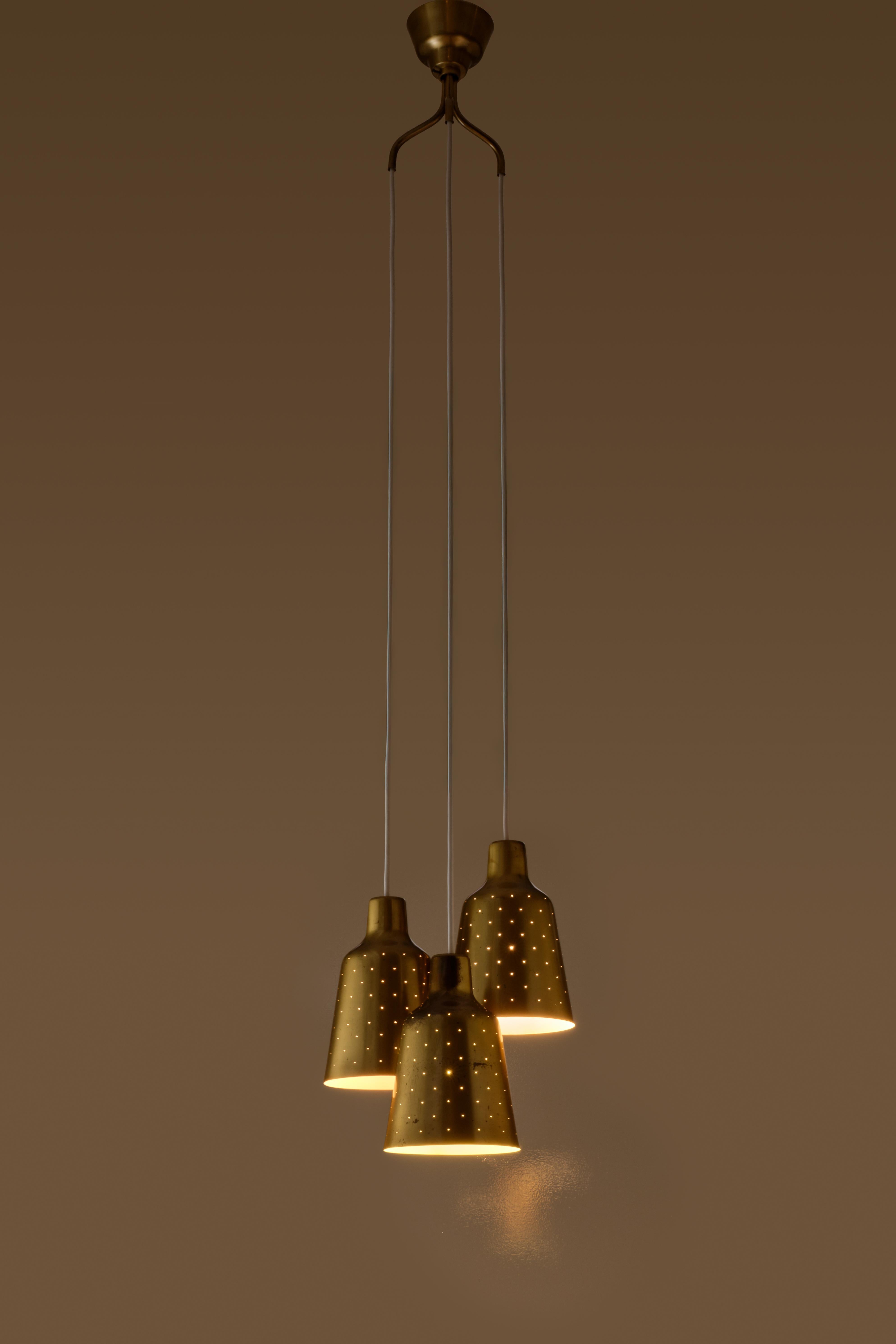 Rare model. Produced by Ateljé Lyktan, Åhus, Sweden, 1950s.
Rewired. Height is adjustable. Perforated brass.