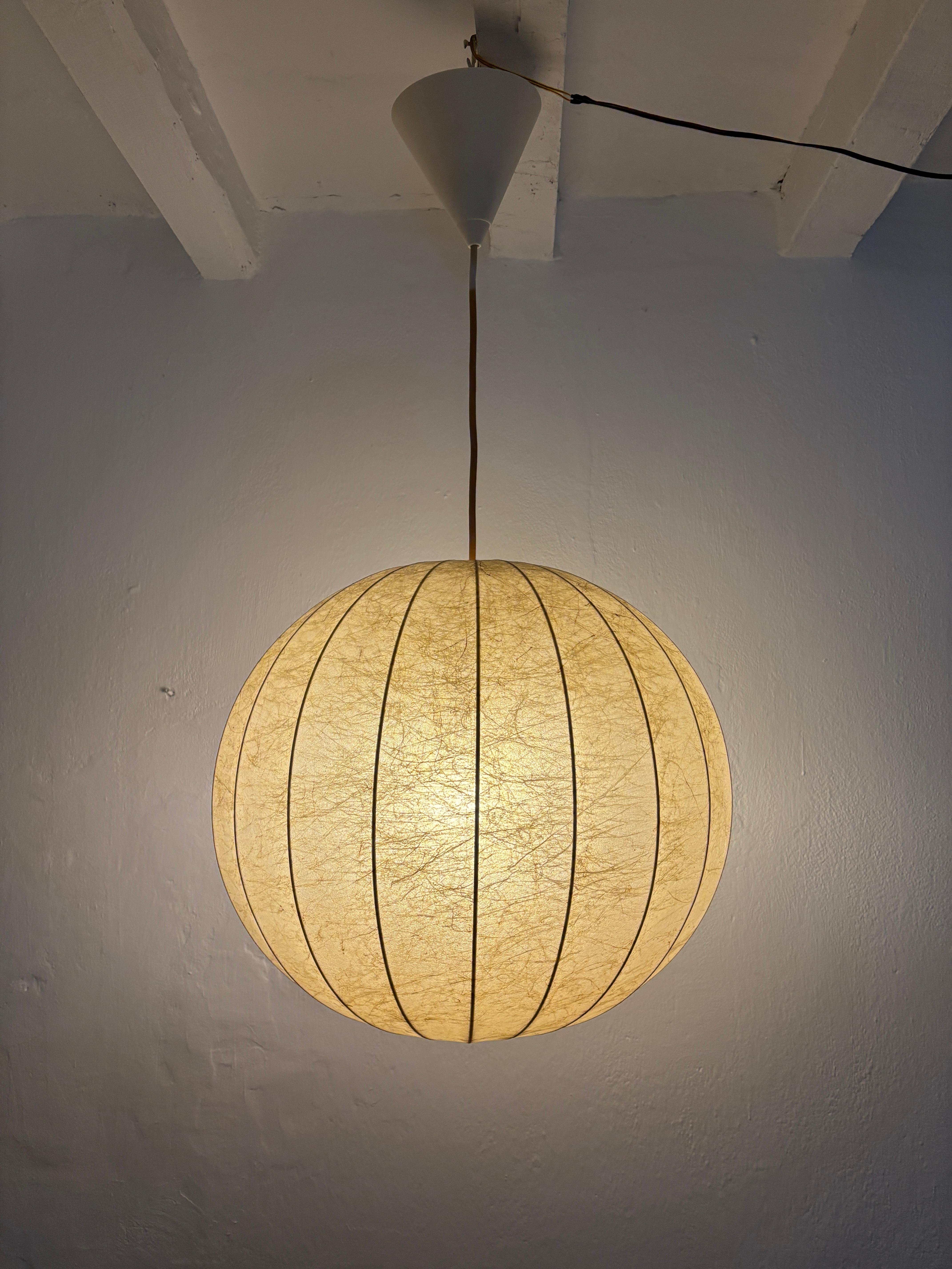Cocoon' pendant in resin and steel. This lovely pendant lamp was designed by Hans Bergstrom in Italy in the 1950s.

This iconic piece features a round shade made in a natural soft resin which covers a metal frame with a regular and sensual shape.