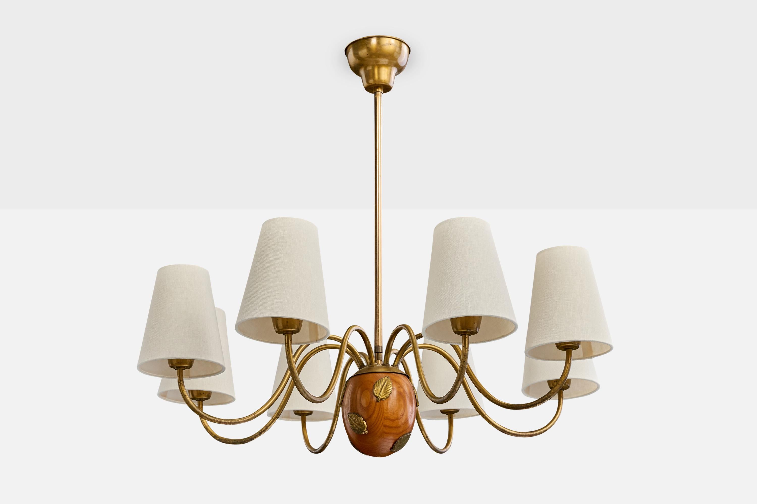 Araña de latón, roble y tela blanca diseñada por Hans Bergström y producida por Atelje Lyktan, Suecia, c. década de 1940. 

Dimensiones totales (pulgadas): 27,0 