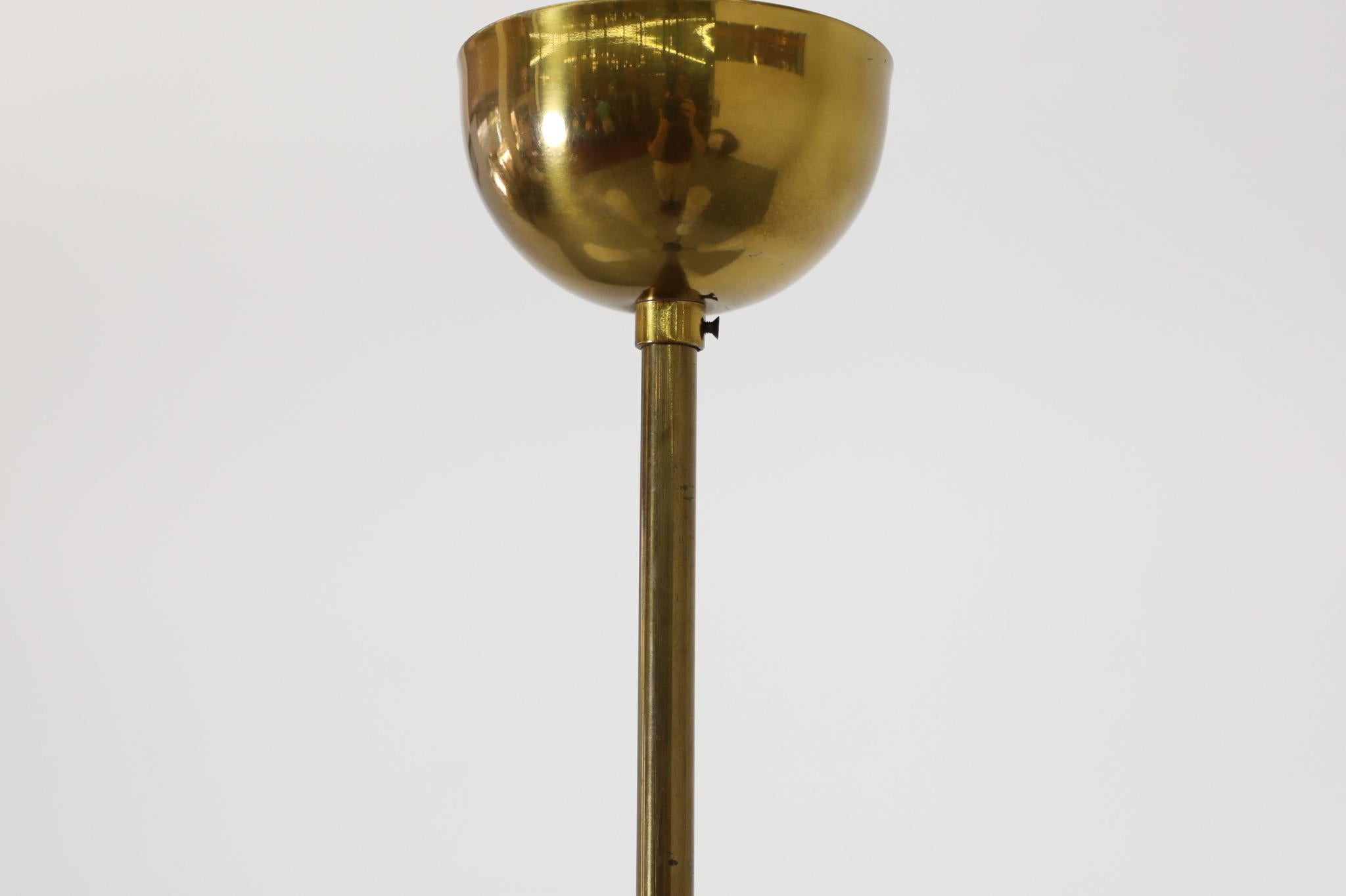 Hans Bergstrom Delicato lampadario in vetro scanalato e ottone influenzato da Gio Ponti in vendita 2