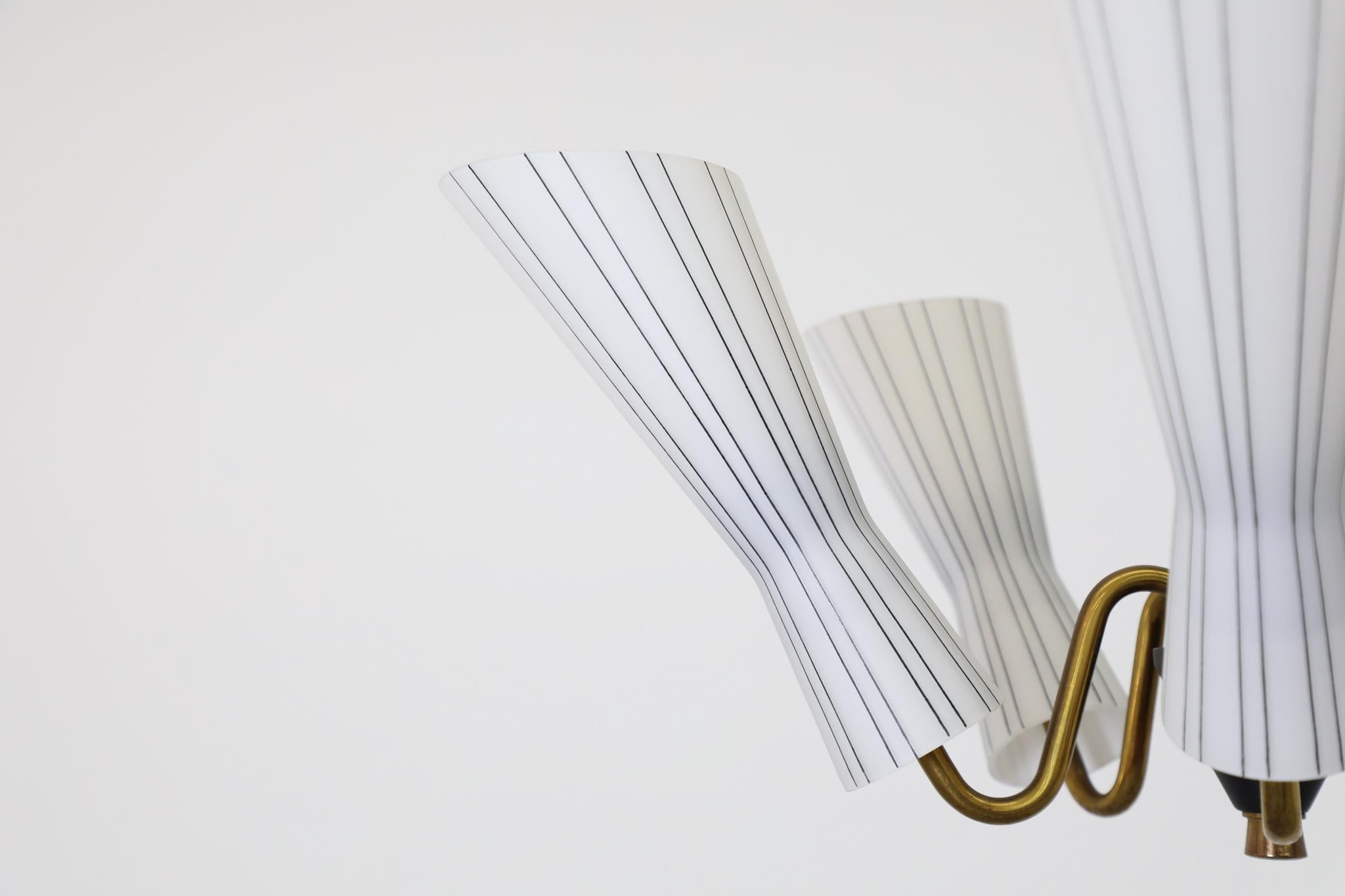 Hans Bergstrom Delicato lampadario in vetro scanalato e ottone influenzato da Gio Ponti in vendita 3