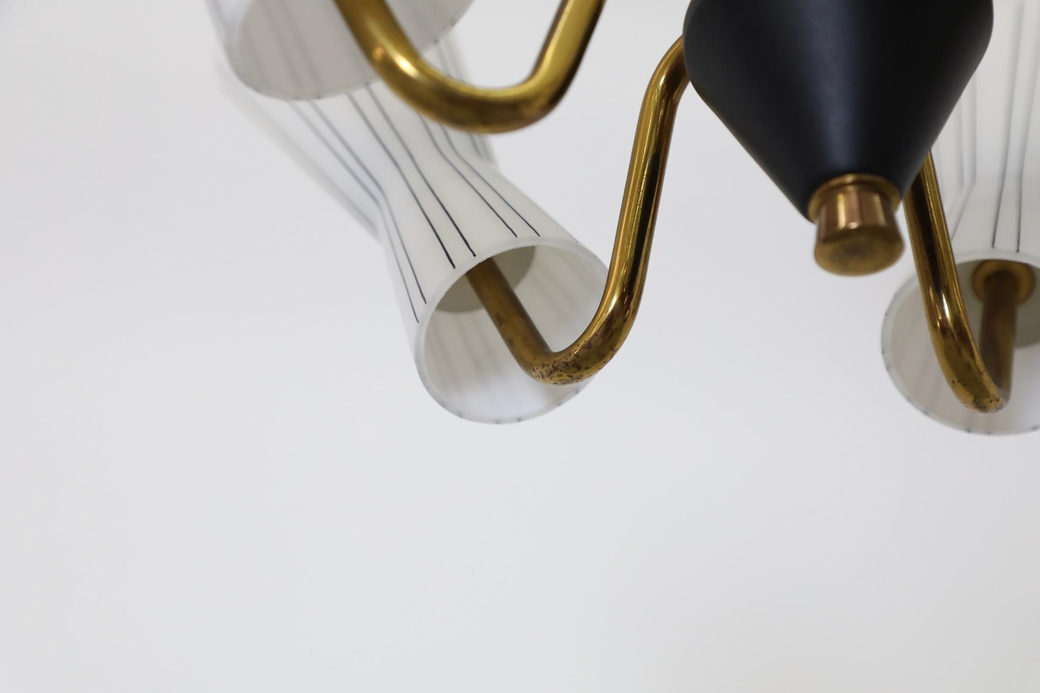 Hans Bergstrom Delicato lampadario in vetro scanalato e ottone influenzato da Gio Ponti in vendita 4