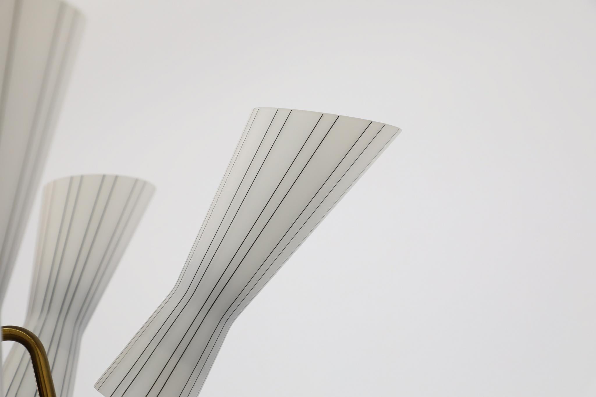 Hans Bergstrom Delicato lampadario in vetro scanalato e ottone influenzato da Gio Ponti in vendita 5