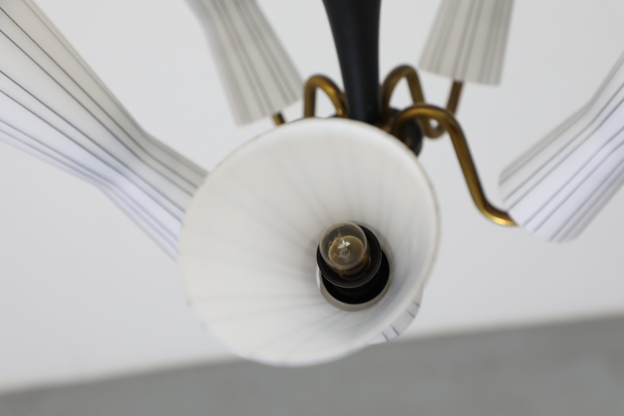 Hans Bergstrom Delicato lampadario in vetro scanalato e ottone influenzato da Gio Ponti in vendita 6
