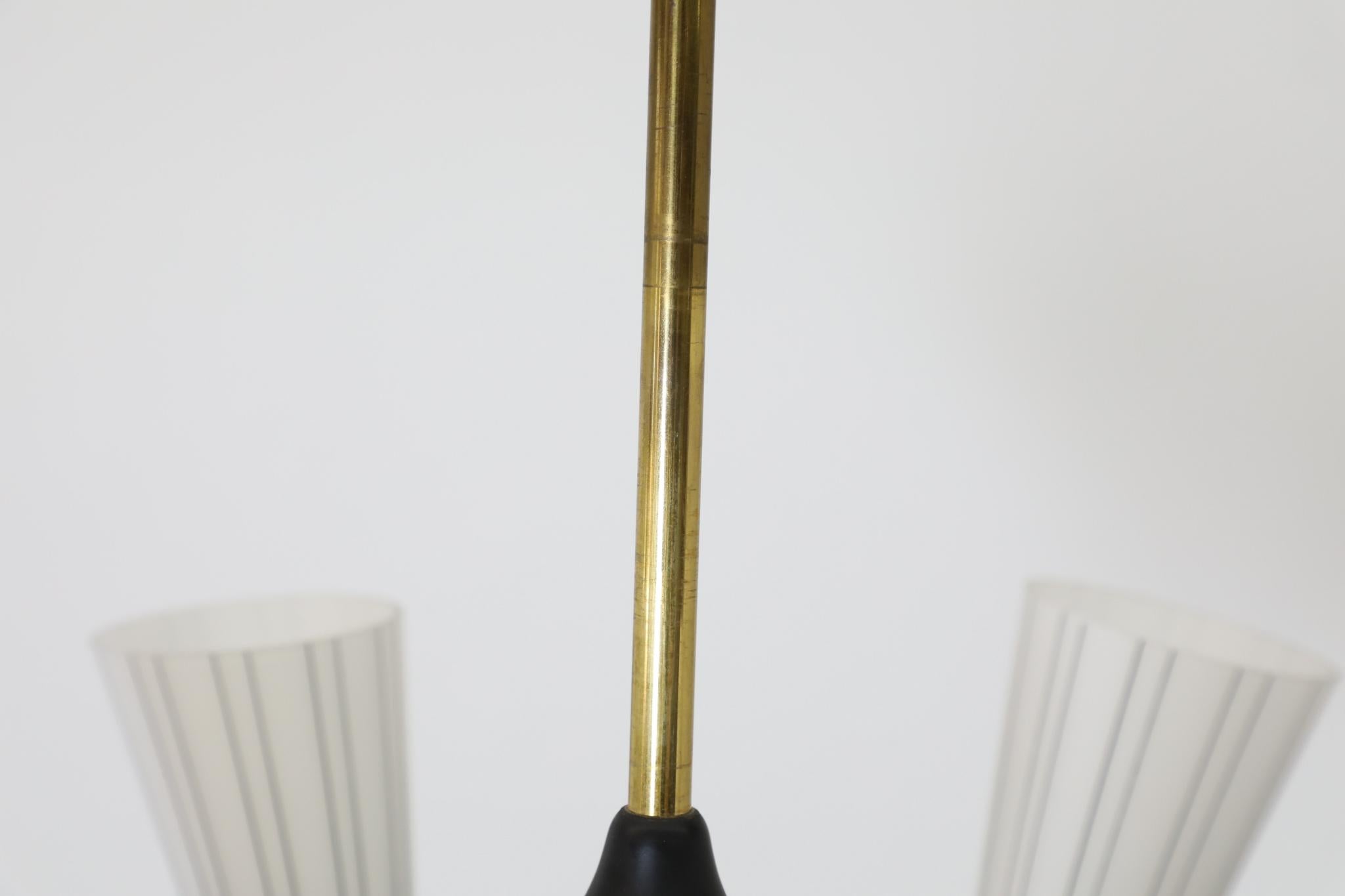 Hans Bergstrom Delicato lampadario in vetro scanalato e ottone influenzato da Gio Ponti in vendita 7