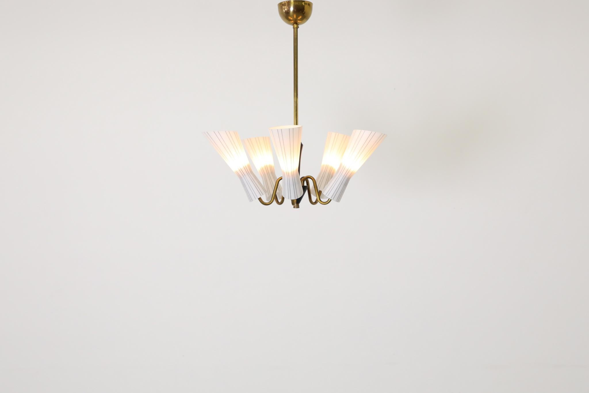 Mid-Century moderno Hans Bergstrom Delicato lampadario in vetro scanalato e ottone influenzato da Gio Ponti in vendita