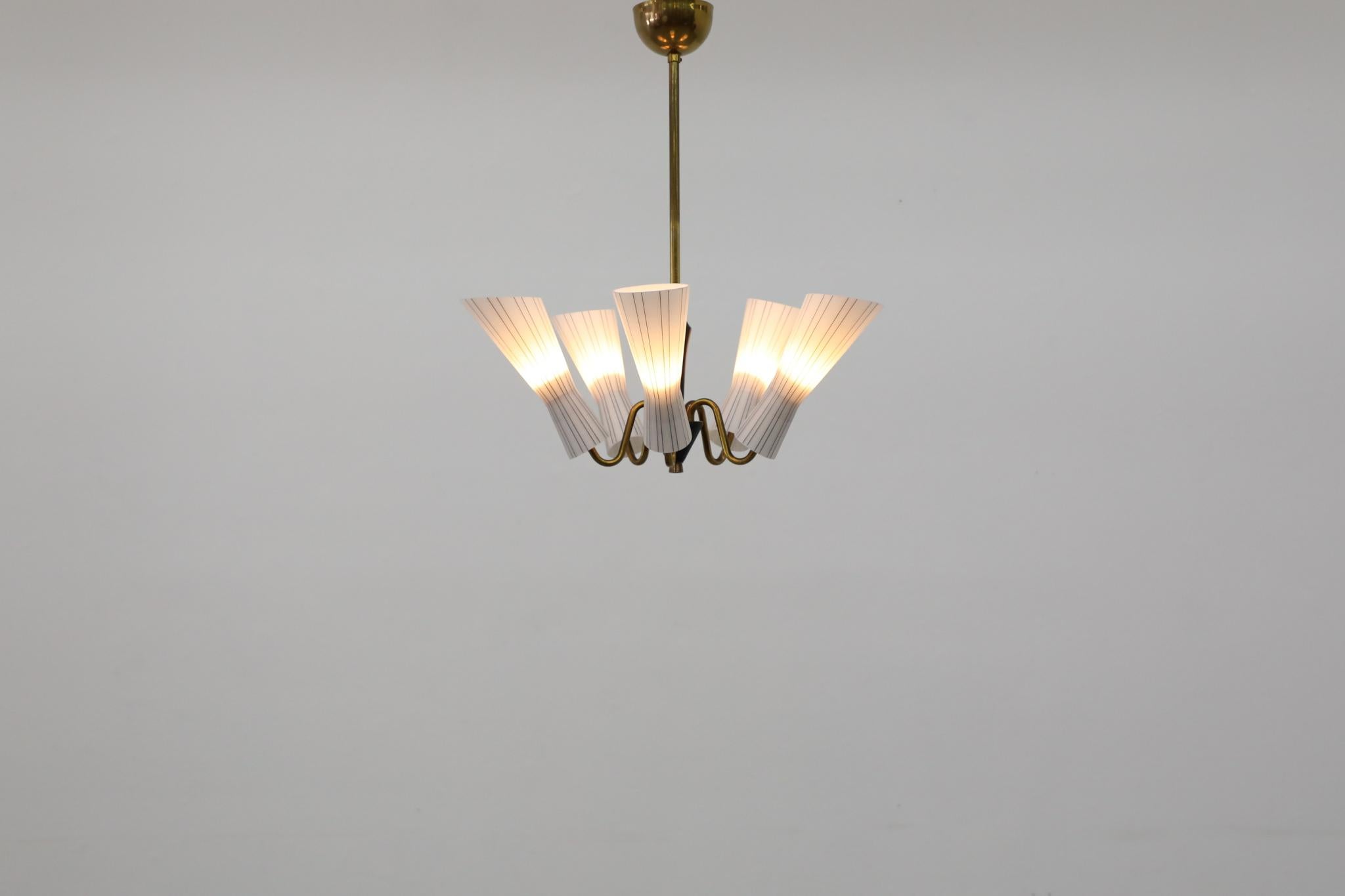 Svedese Hans Bergstrom Delicato lampadario in vetro scanalato e ottone influenzato da Gio Ponti in vendita