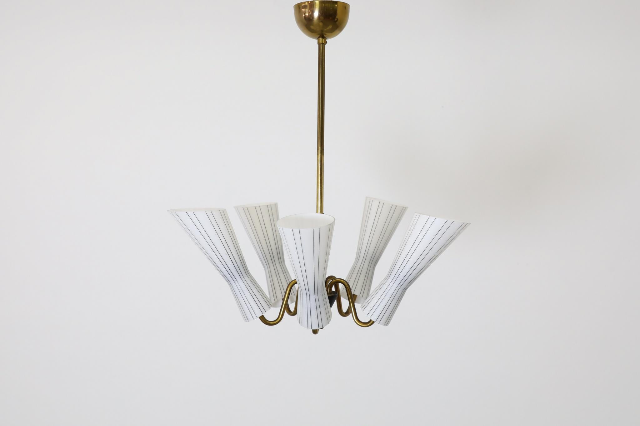 Smaltato Hans Bergstrom Delicato lampadario in vetro scanalato e ottone influenzato da Gio Ponti in vendita