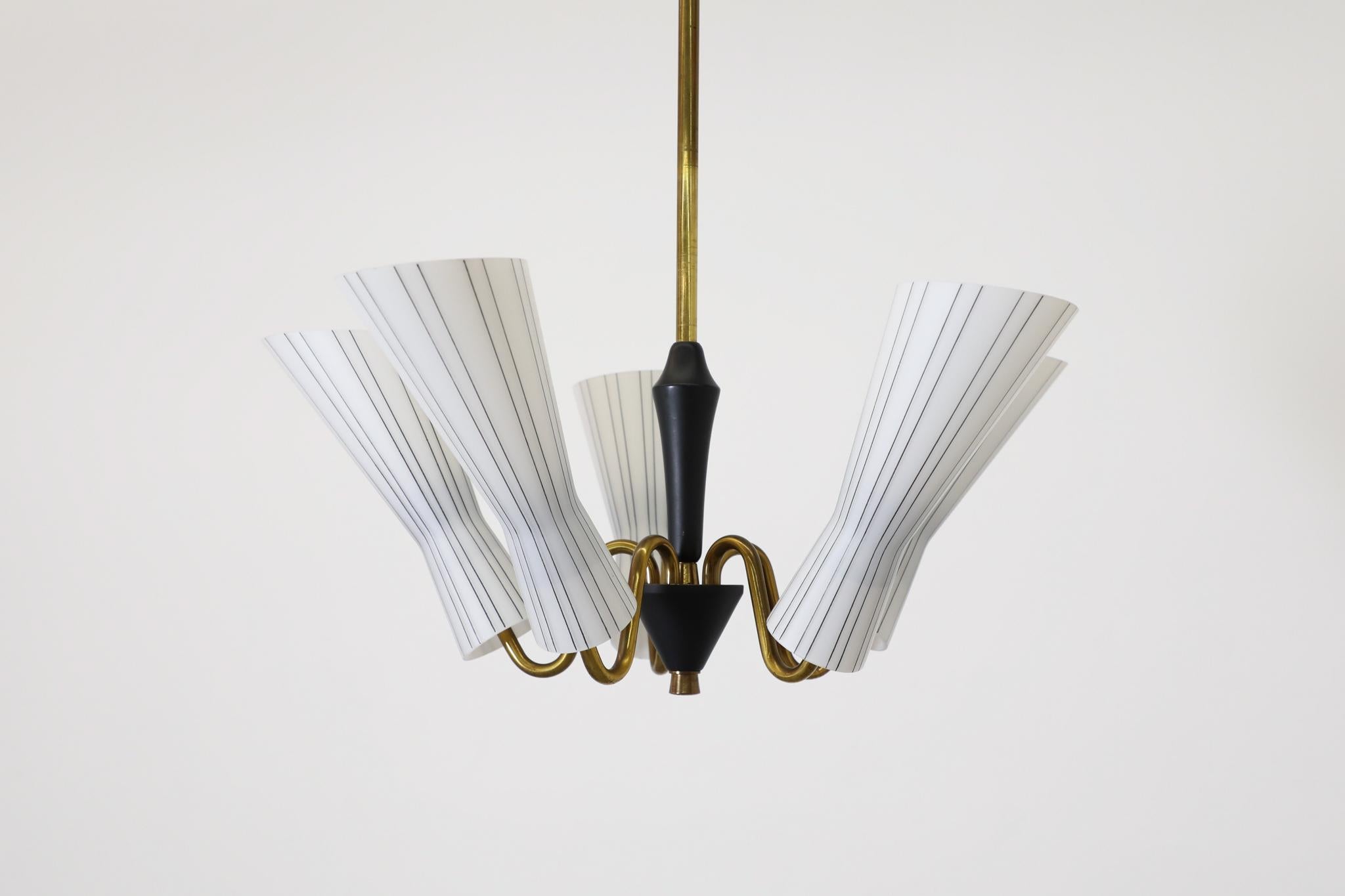 Hans Bergstrom Delicato lampadario in vetro scanalato e ottone influenzato da Gio Ponti In condizioni buone in vendita a Los Angeles, CA