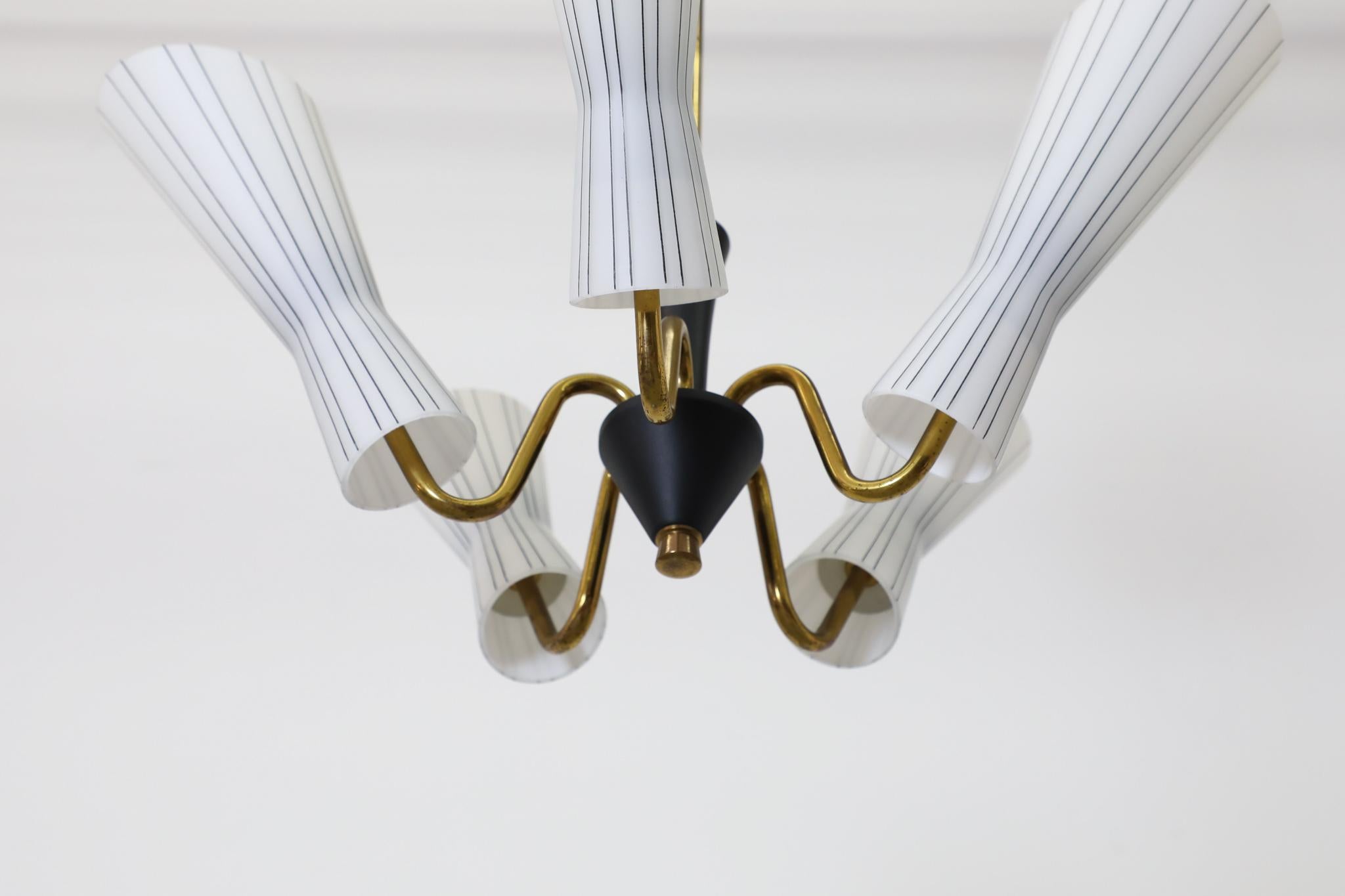 Metà XX secolo Hans Bergstrom Delicato lampadario in vetro scanalato e ottone influenzato da Gio Ponti in vendita