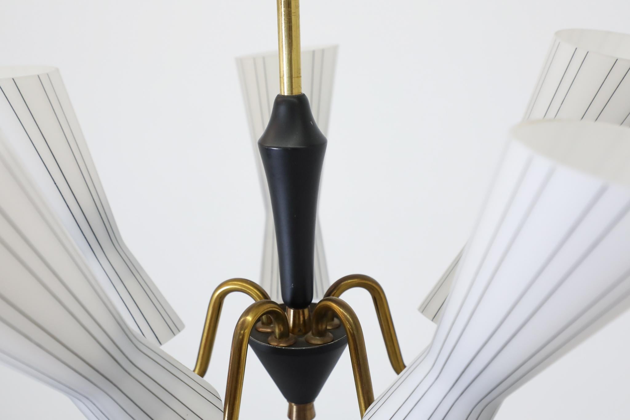 Metallo Hans Bergstrom Delicato lampadario in vetro scanalato e ottone influenzato da Gio Ponti in vendita