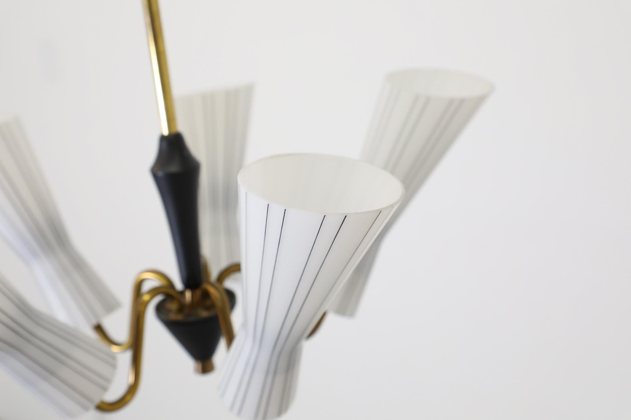 Hans Bergstrom Delicato lampadario in vetro scanalato e ottone influenzato da Gio Ponti in vendita 1