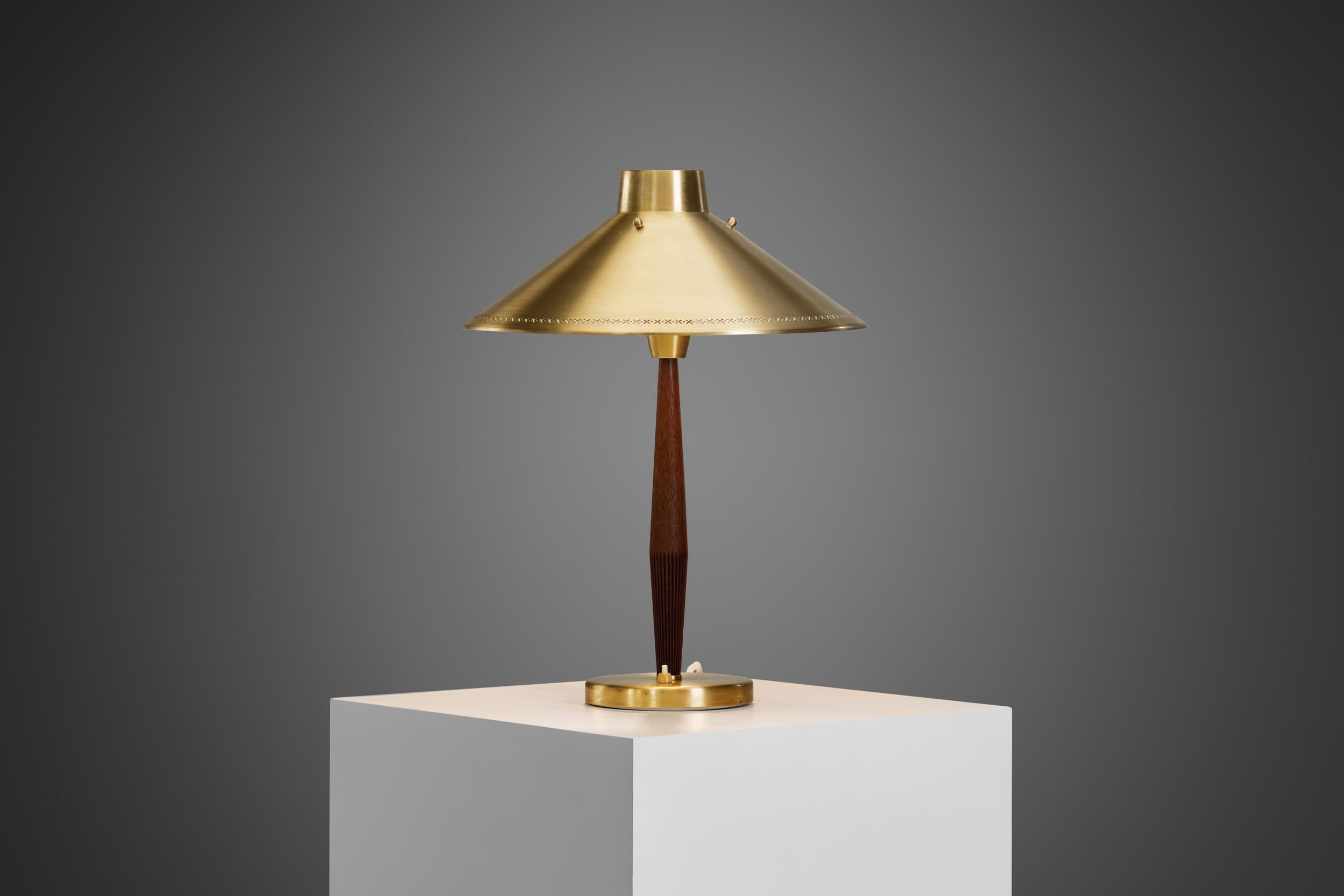 Suédois Lampe de table en orme et laiton Hans Bergström pour ASEA, Suède, années 1950 en vente
