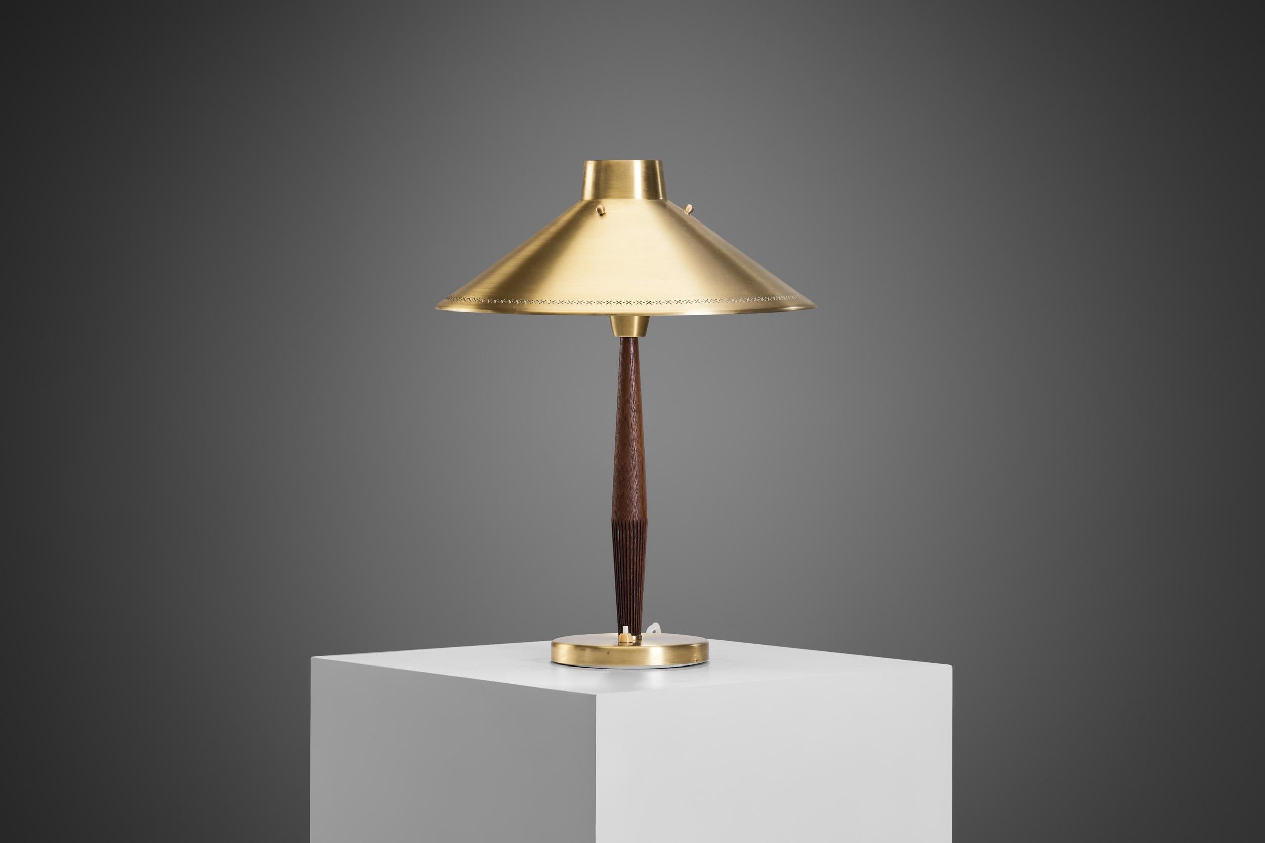 Lampe de table en orme et laiton Hans Bergström pour ASEA, Suède, années 1950 Bon état - En vente à Utrecht, NL