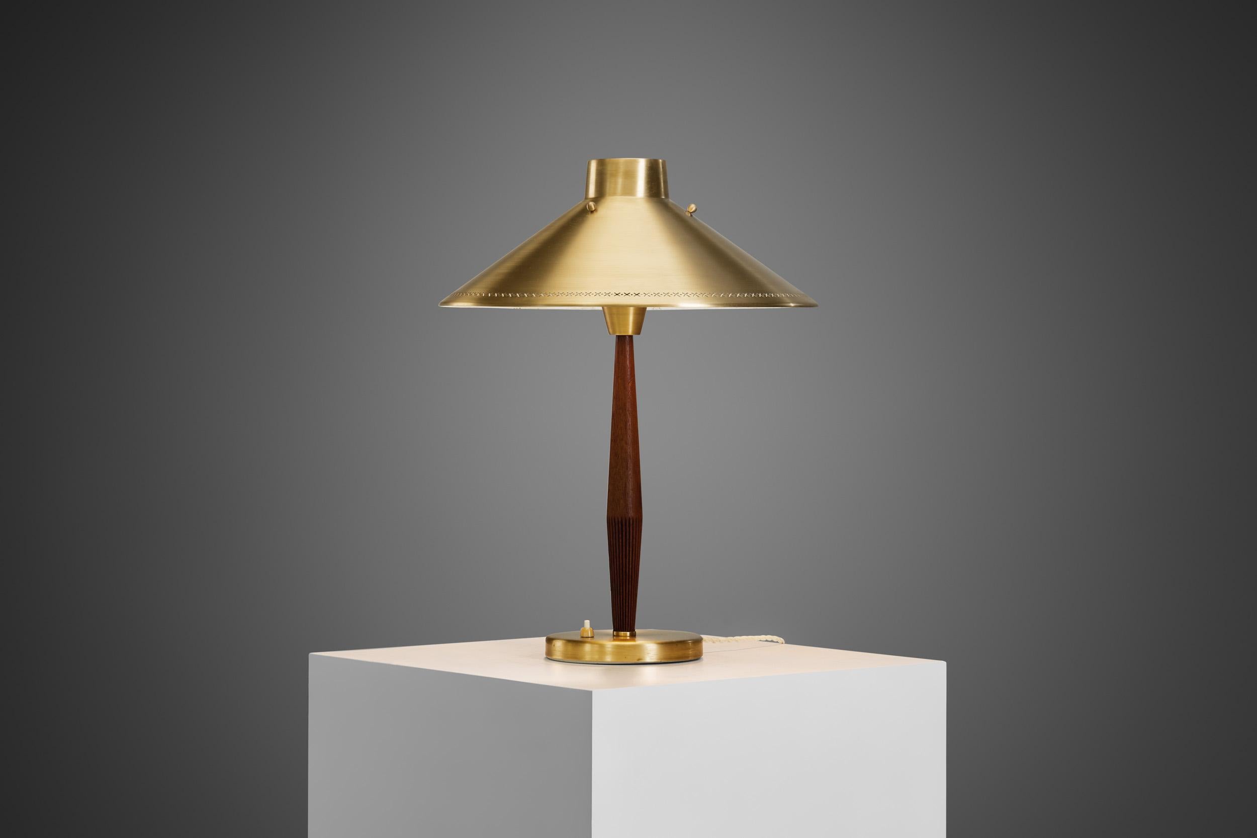 Milieu du XXe siècle Lampe de table en orme et laiton Hans Bergström pour ASEA, Suède, années 1950 en vente