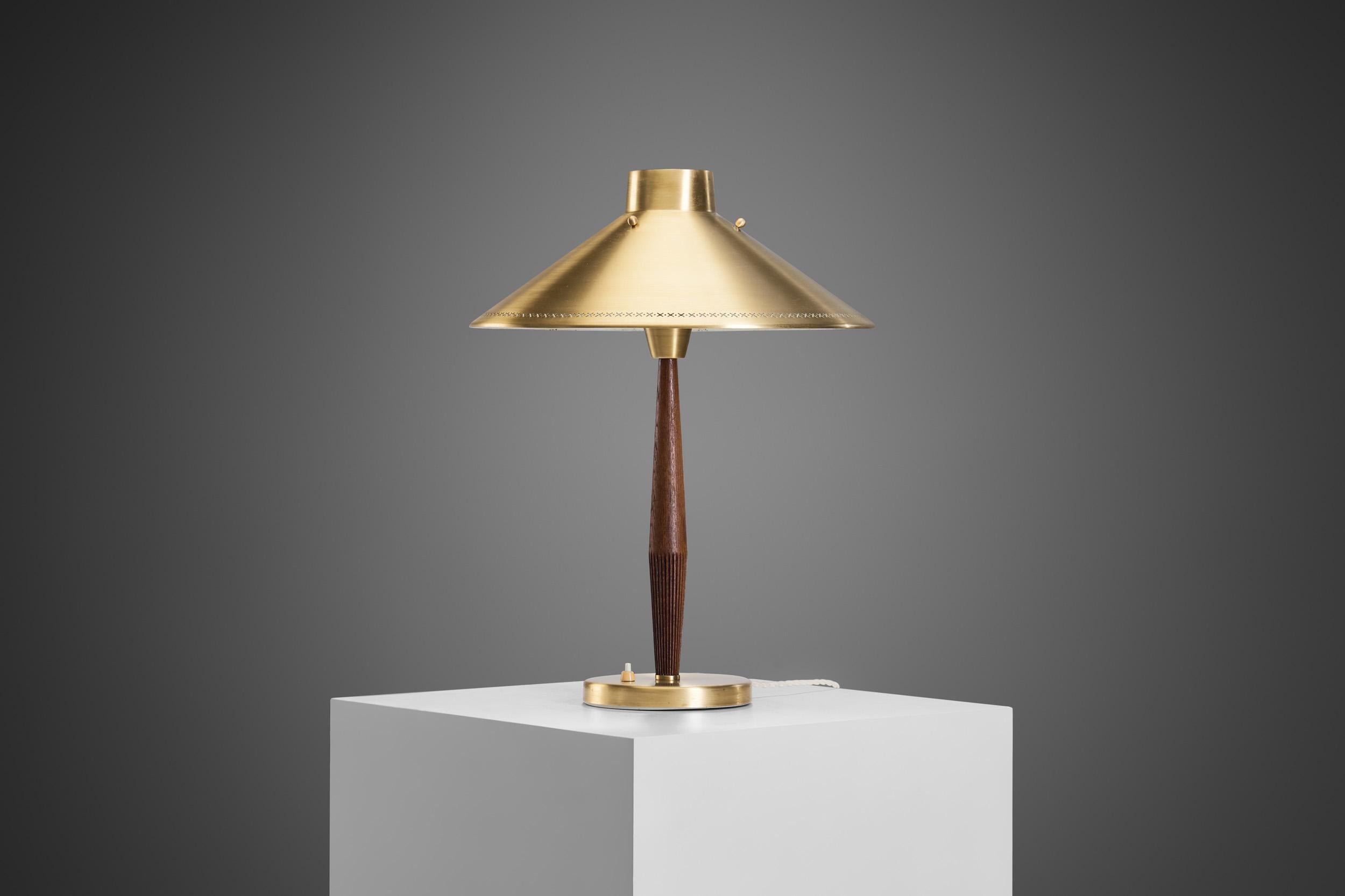 Laiton Lampe de table en orme et laiton Hans Bergström pour ASEA, Suède, années 1950 en vente