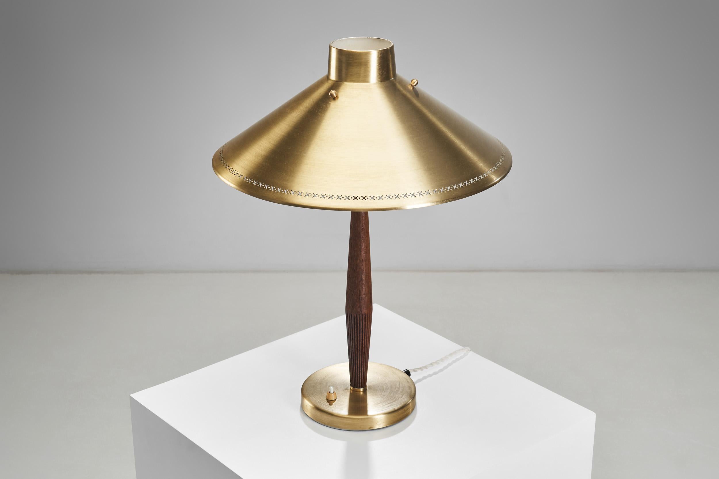 Lampe de table en orme et laiton Hans Bergström pour ASEA, Suède, années 1950 en vente 1