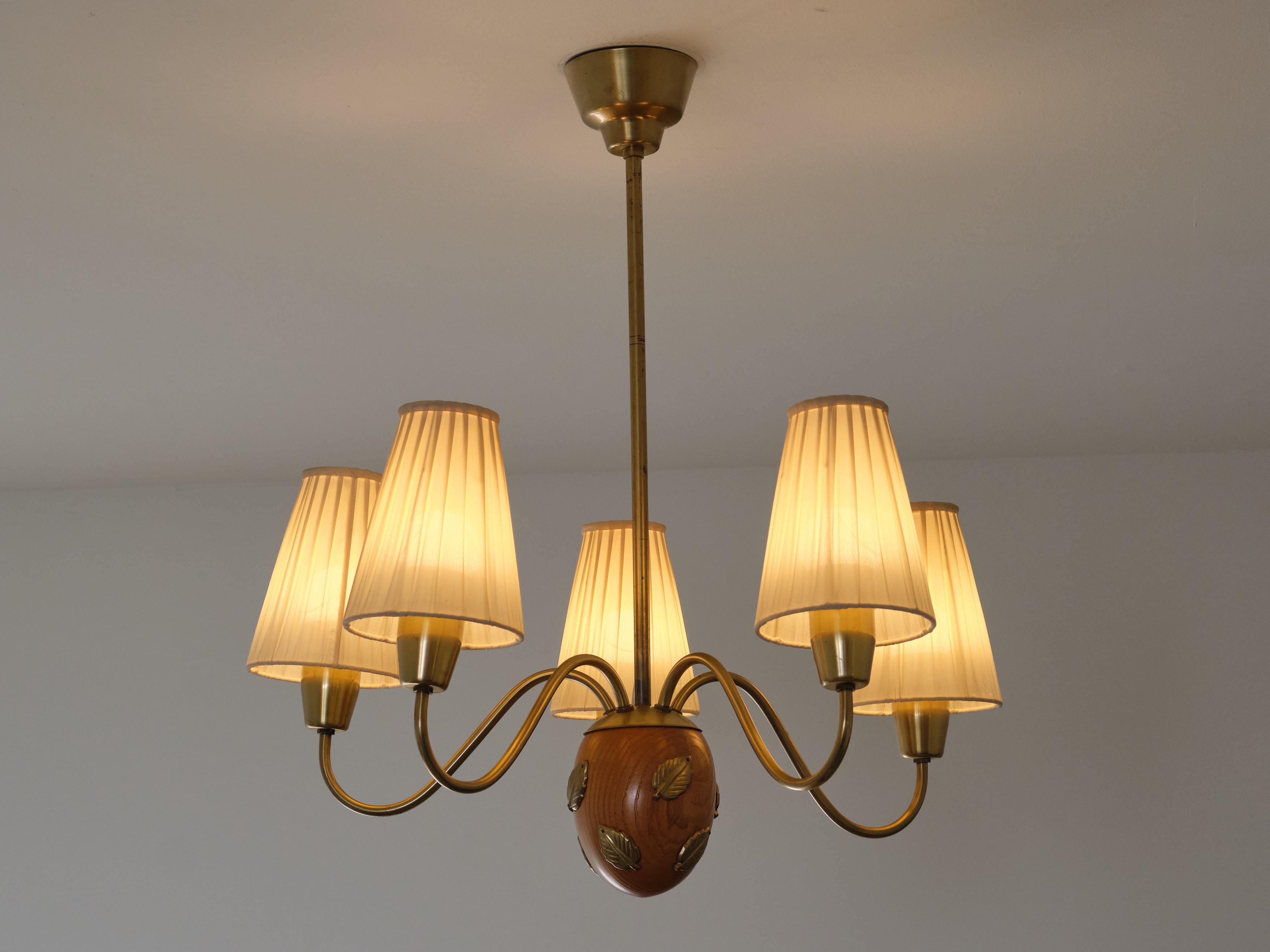 Hans Bergström Five Arm Chandelier in Brass and Elm, Ateljé Lyktan, 1940s In Good Condition For Sale In The Hague, NL
